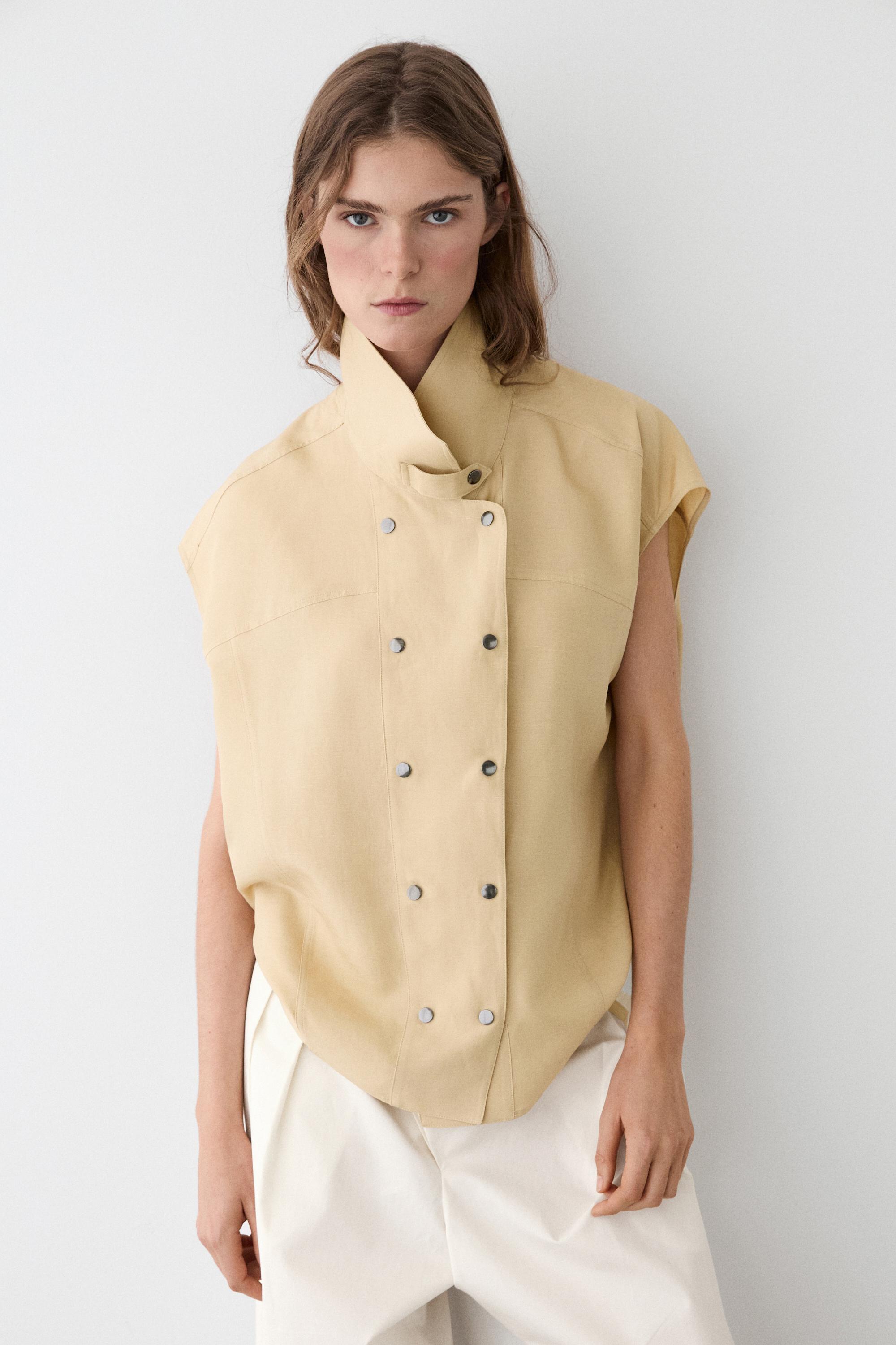 Short sleeve shirt with snap buttons