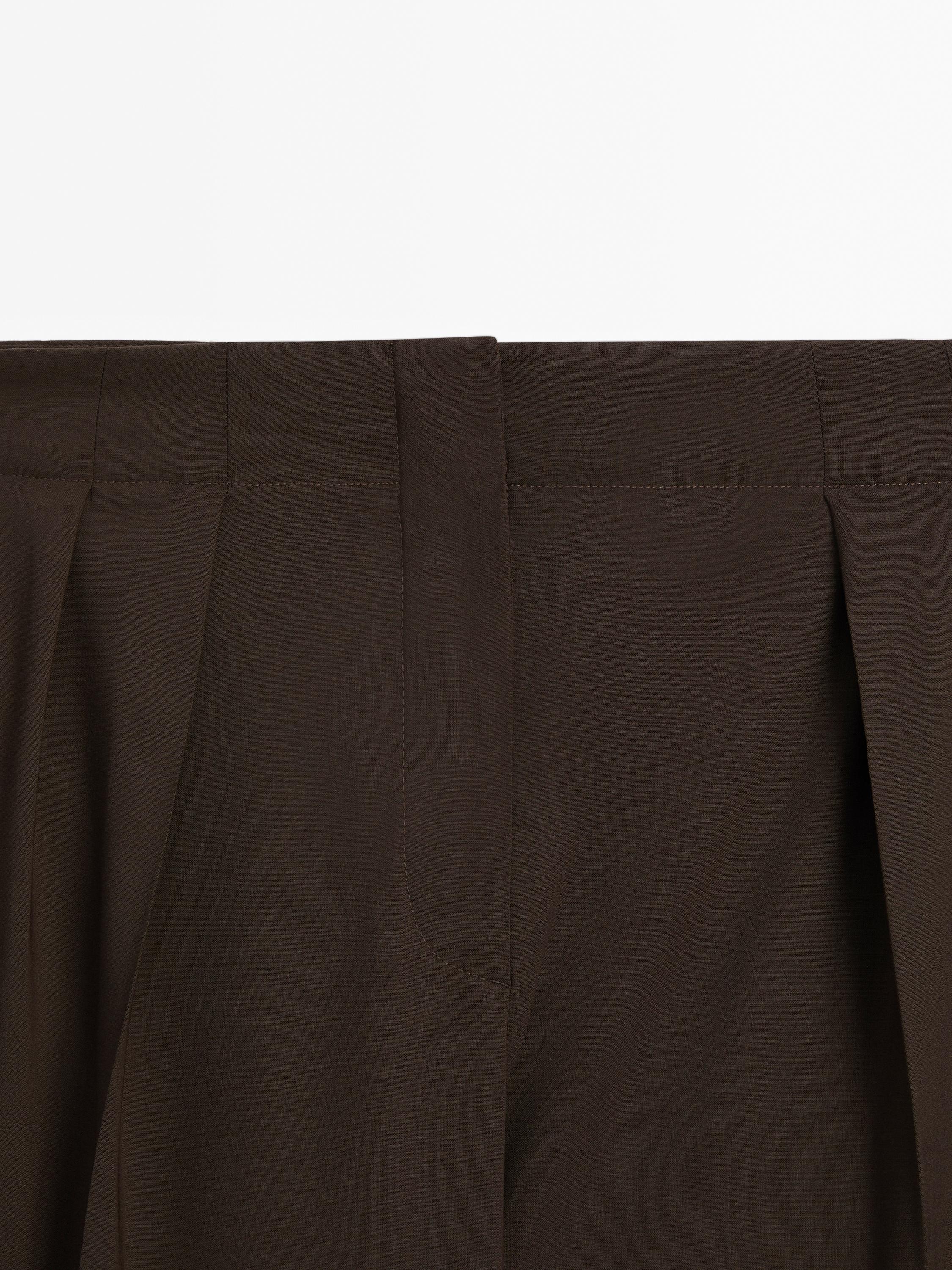 Pleated trousers with a clean design