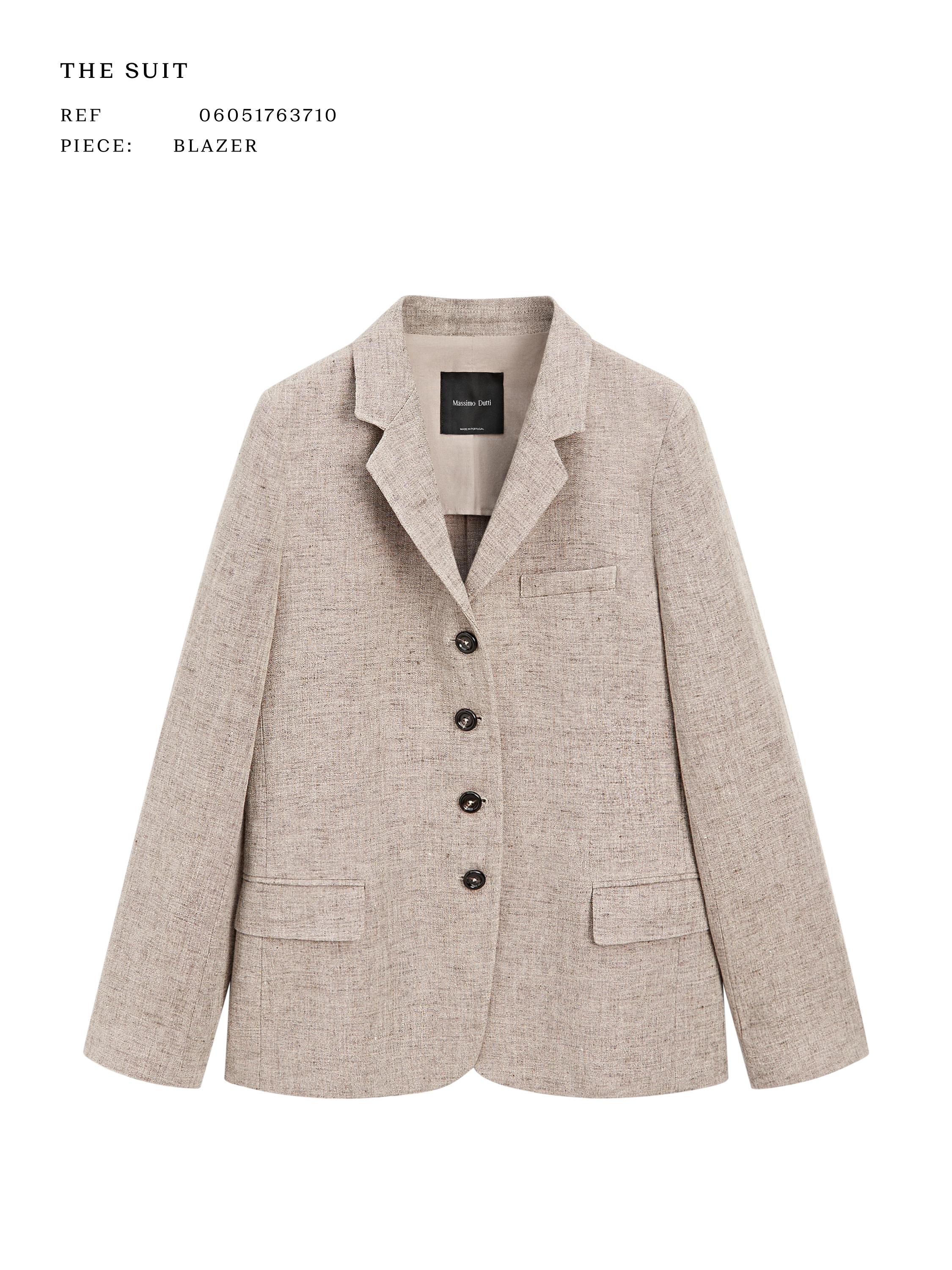 Pamje ballore e blazer-i bezhë me xhep, mbyllje me kopsa të zeza dhe xhepa ballorë me xhep. Etiketë e brendshme e dukshme.