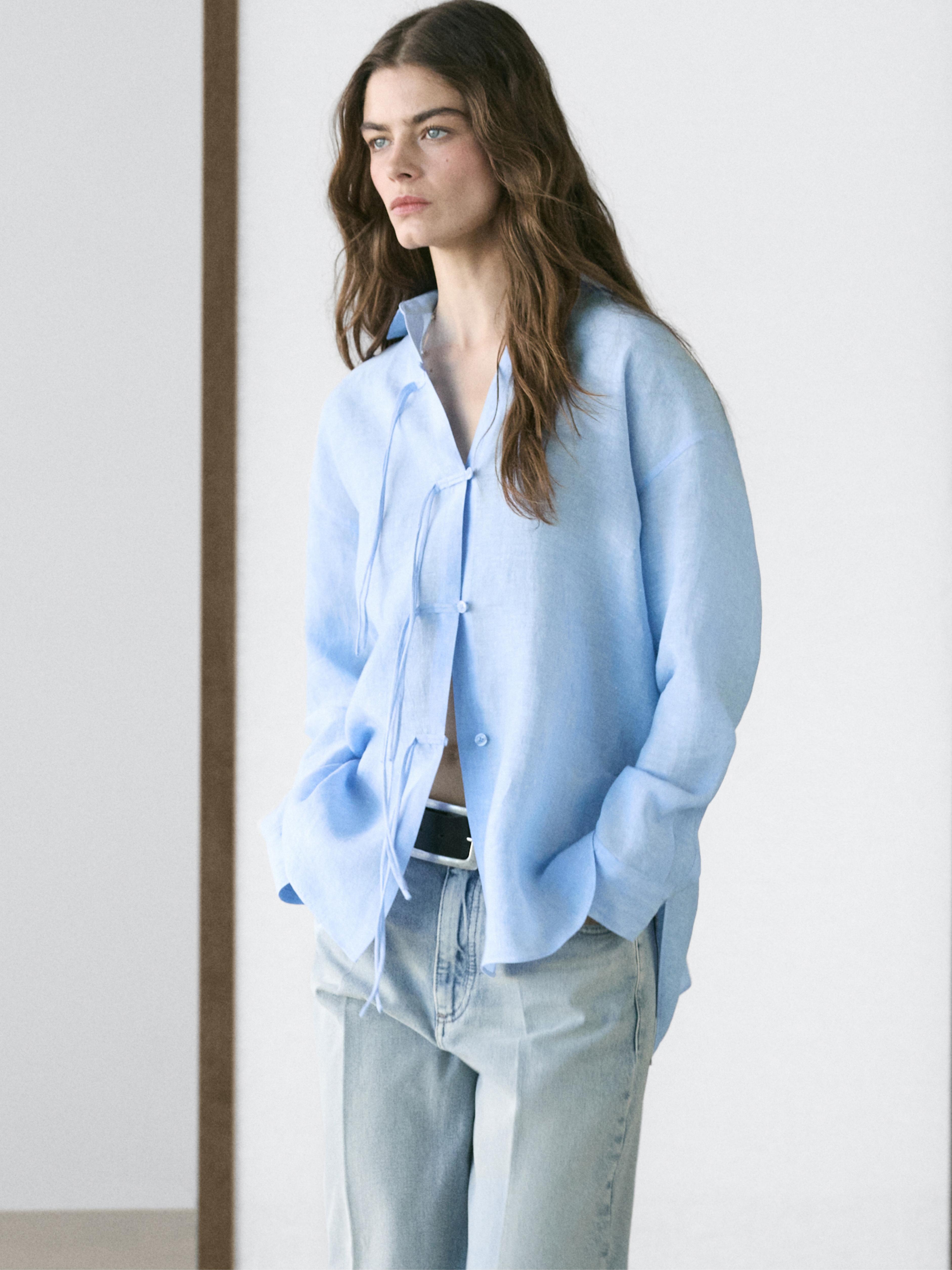 Φλου όφλευρο σετ με γαλάζιο πουκάμισο με κουμπιά και ανοιχτόχρωμο τζιν.