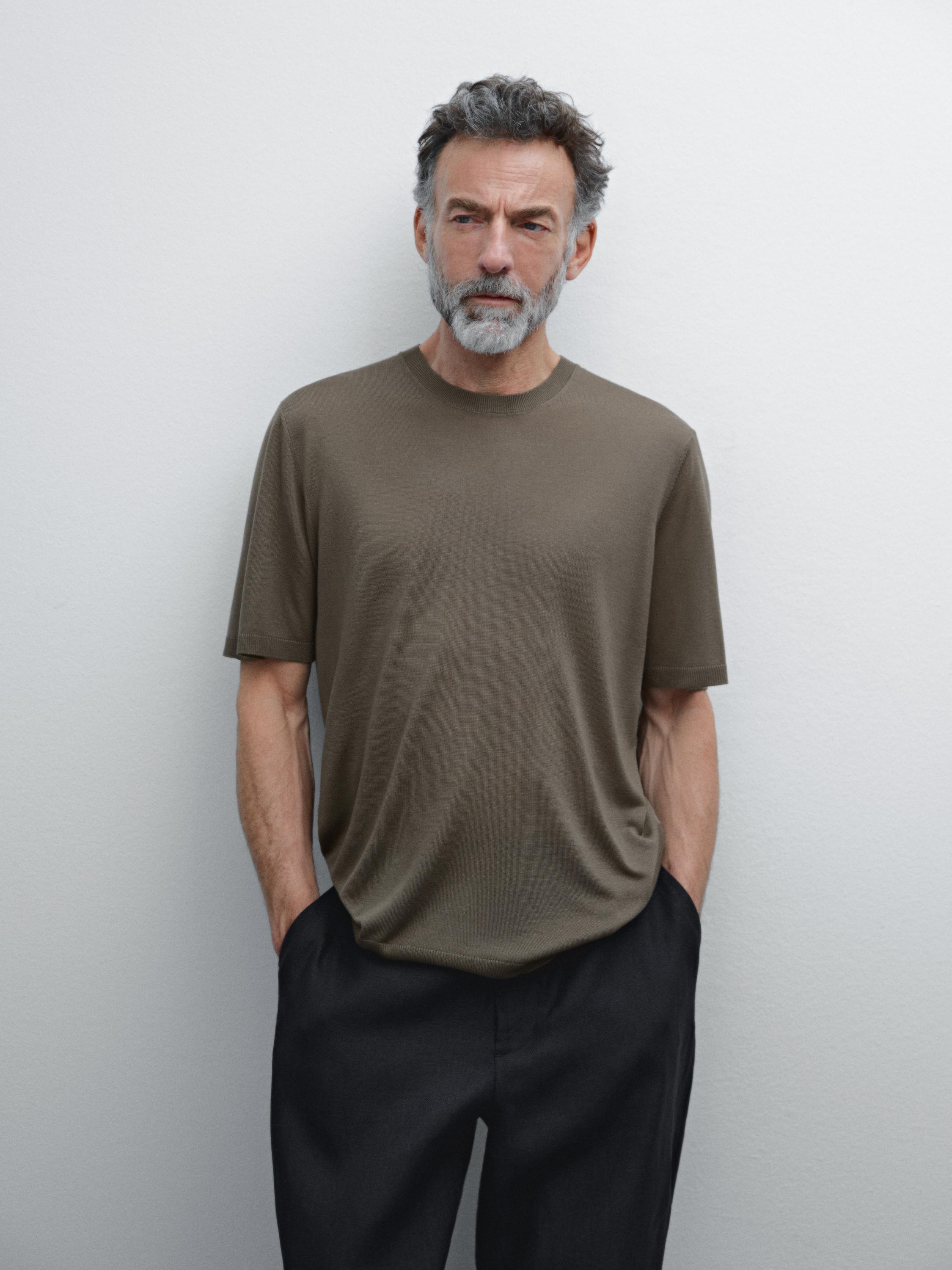 Conjunto de camiseta marrón de manga corta y pantalones oscuros.