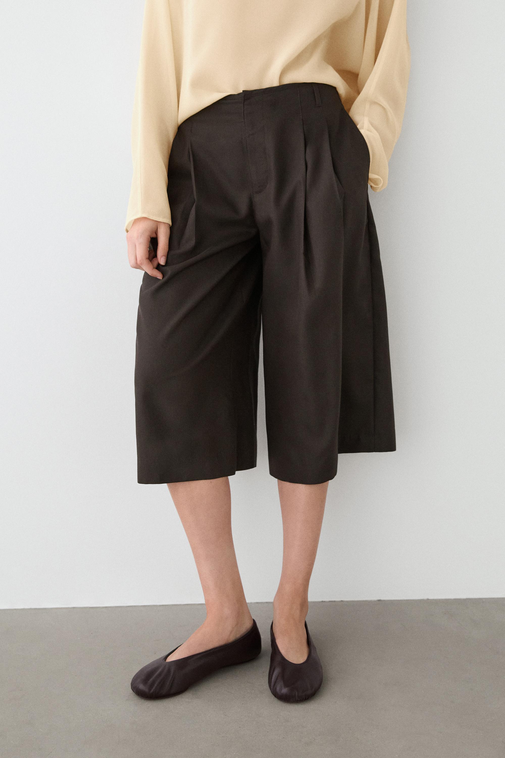 Long Bermuda shorts with striped detail — Chocolate