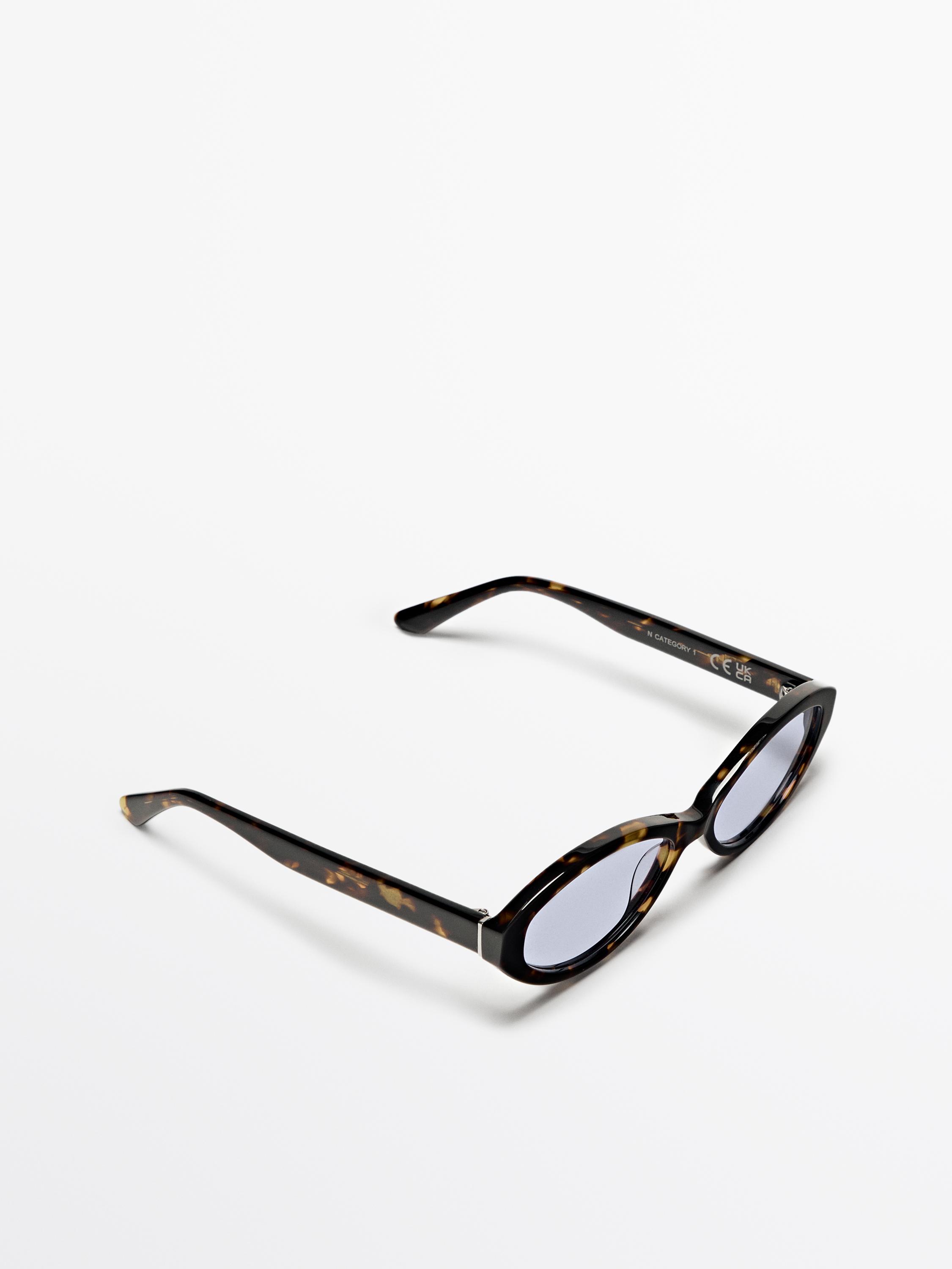 Small sunglasses with colour detail