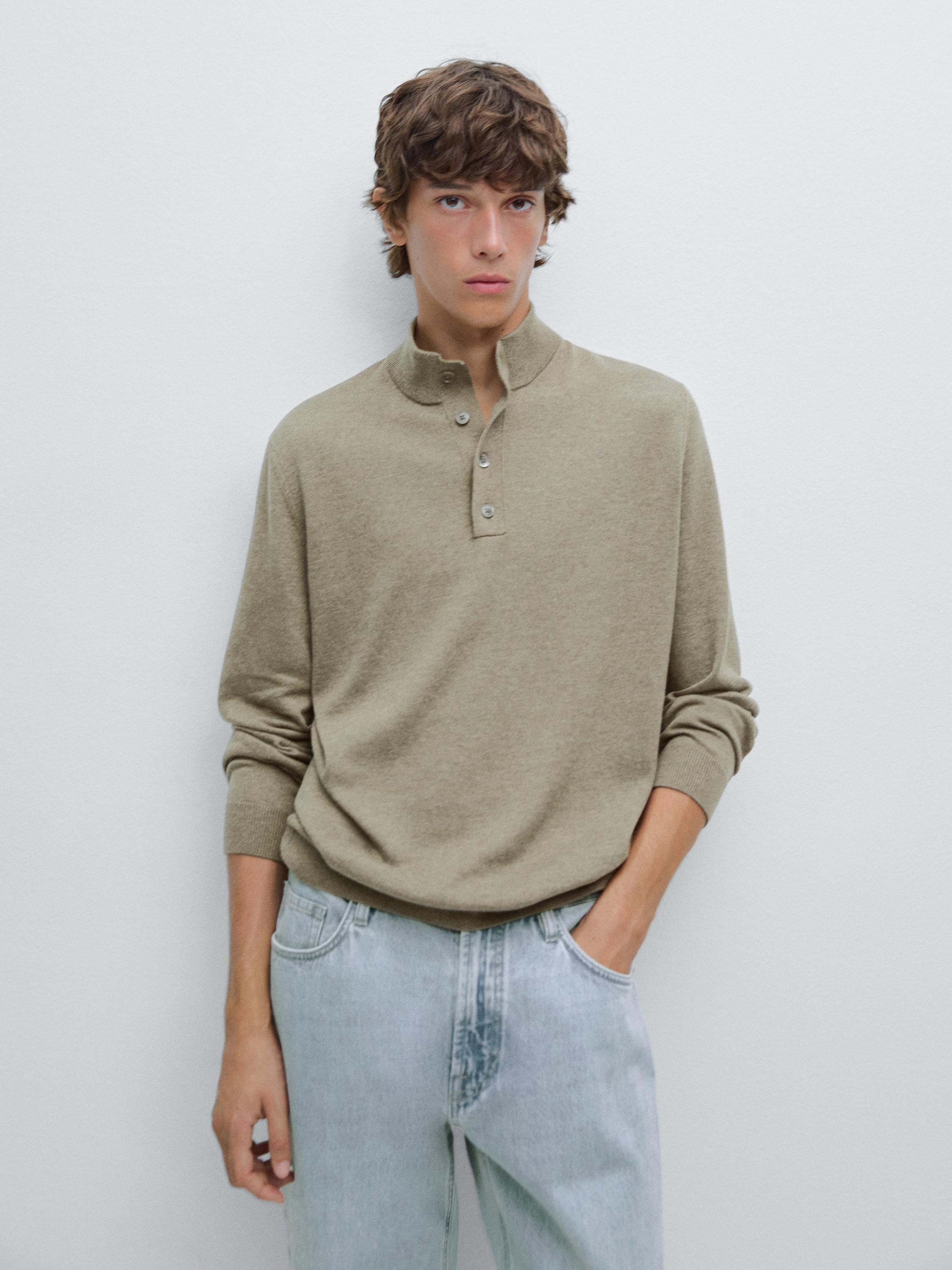 Strikket genser med mock-knapper i halsen