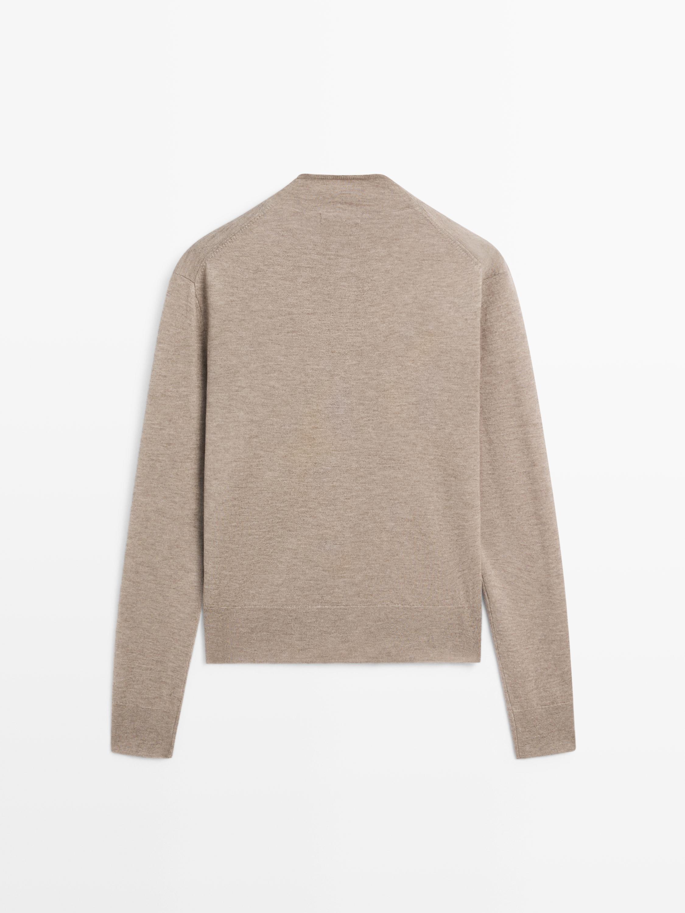 Düğmeli dik yaka triko kazak