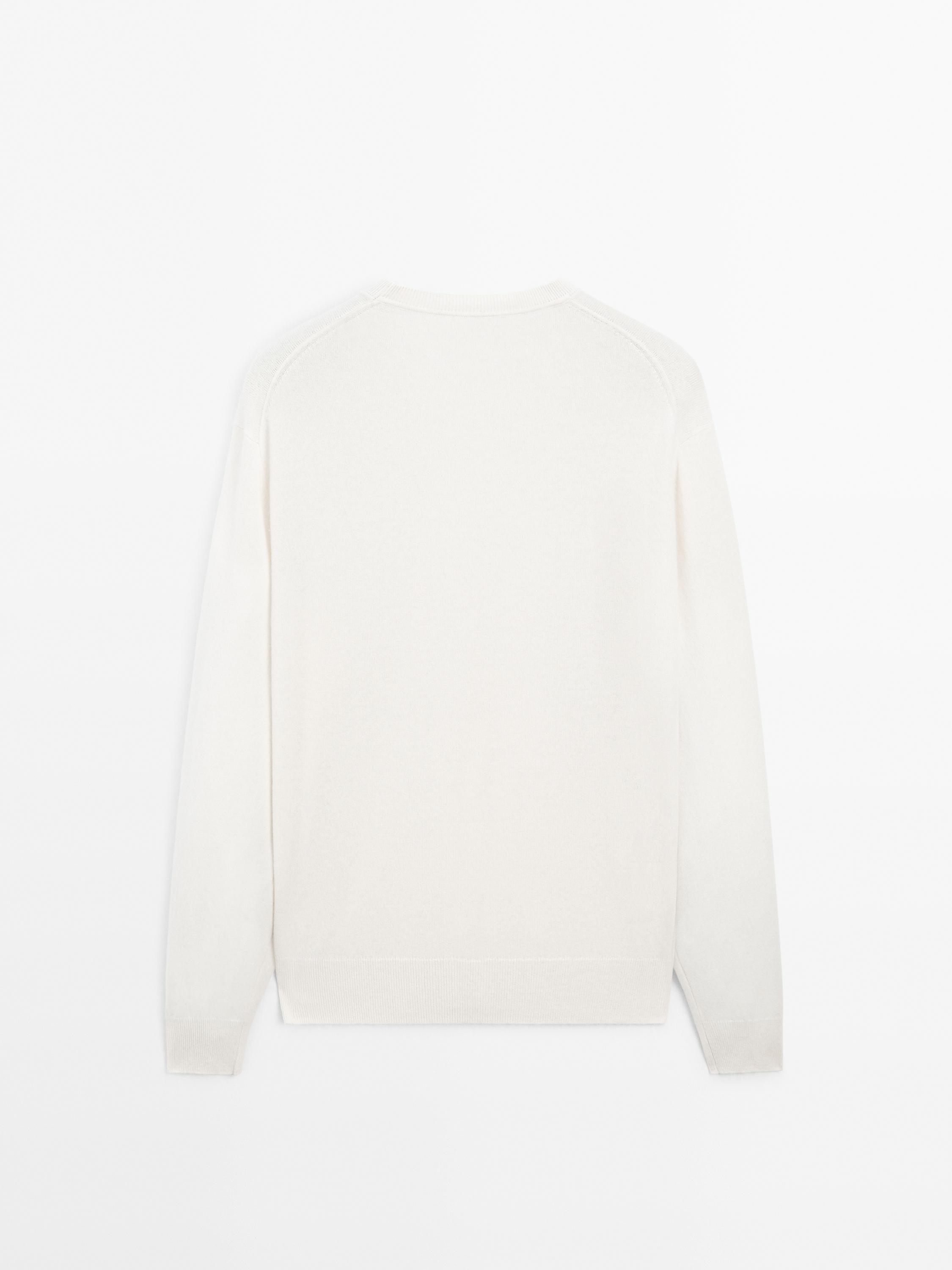 Cashmere knit sweater with a crew neck