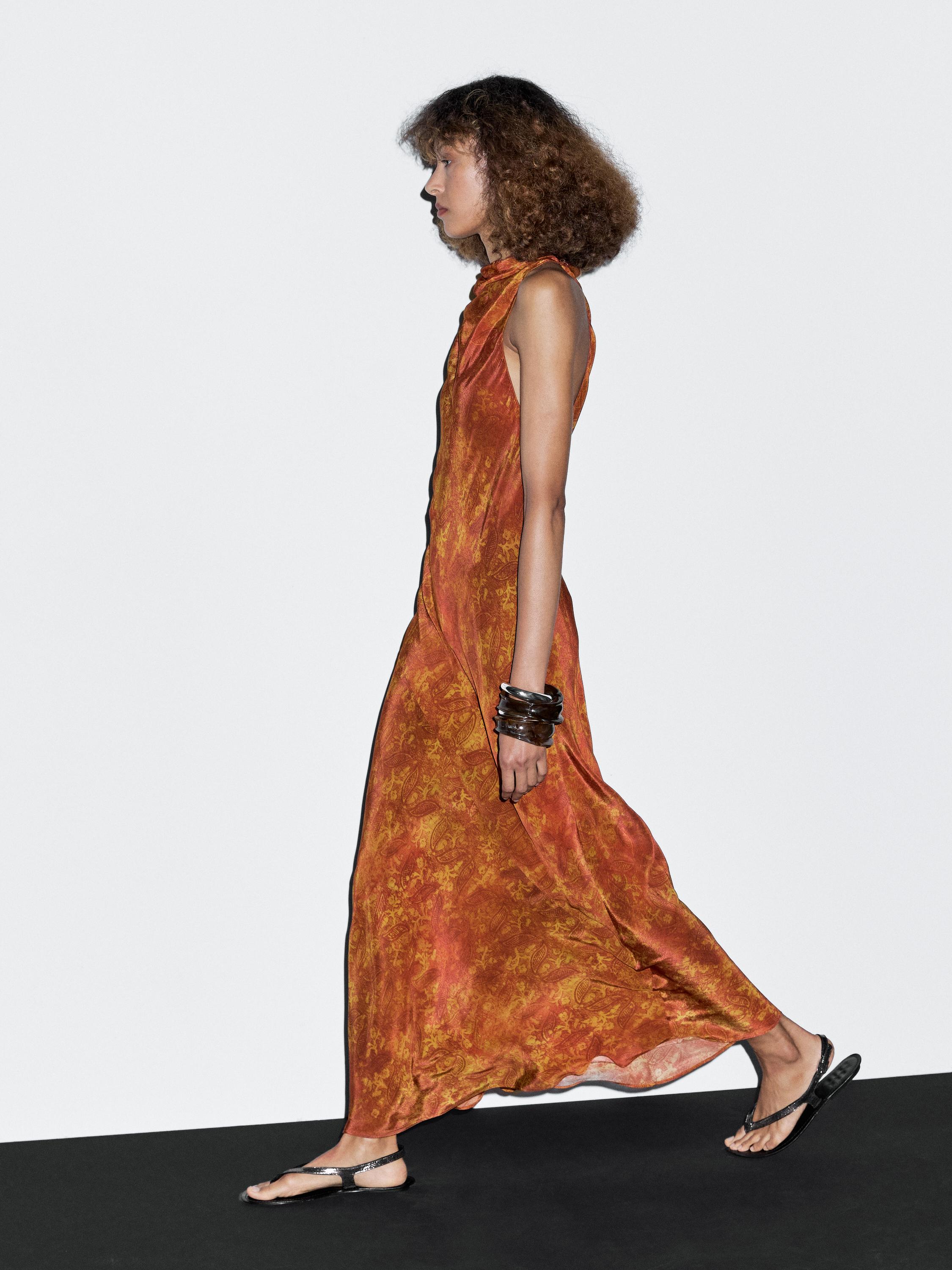 Μακρύ χυτό εμπριμέ φόρεμα