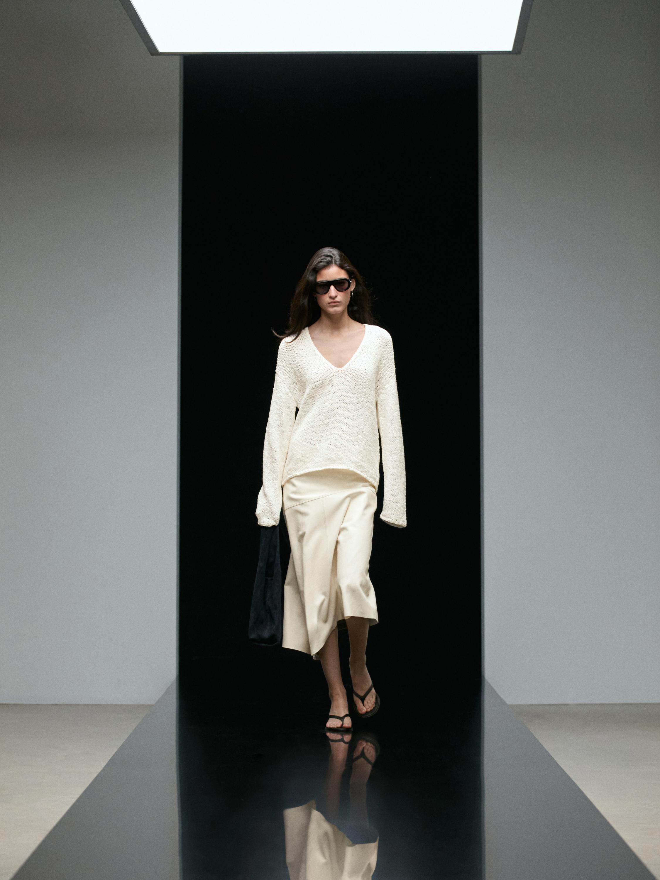 Opengewerkte trui met V-hals