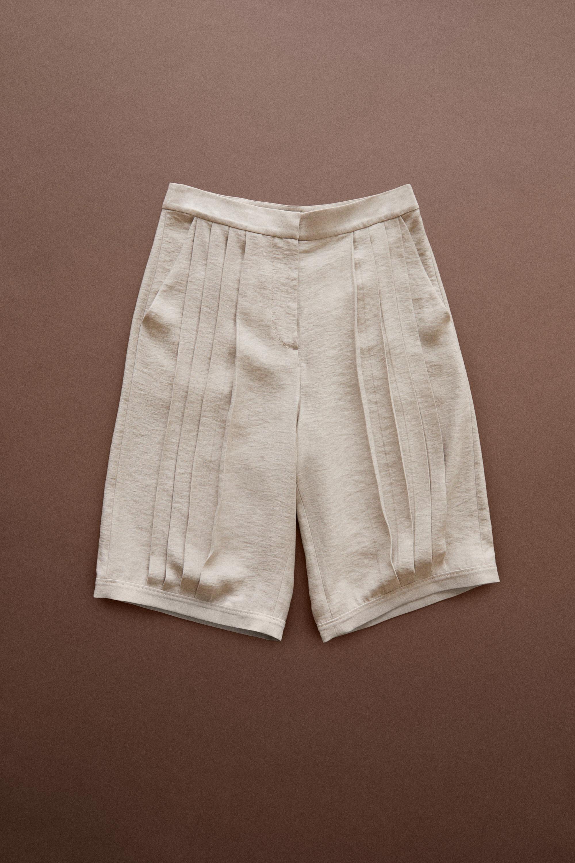 Flowing pleated Bermuda shorts - STUDIO — STONE