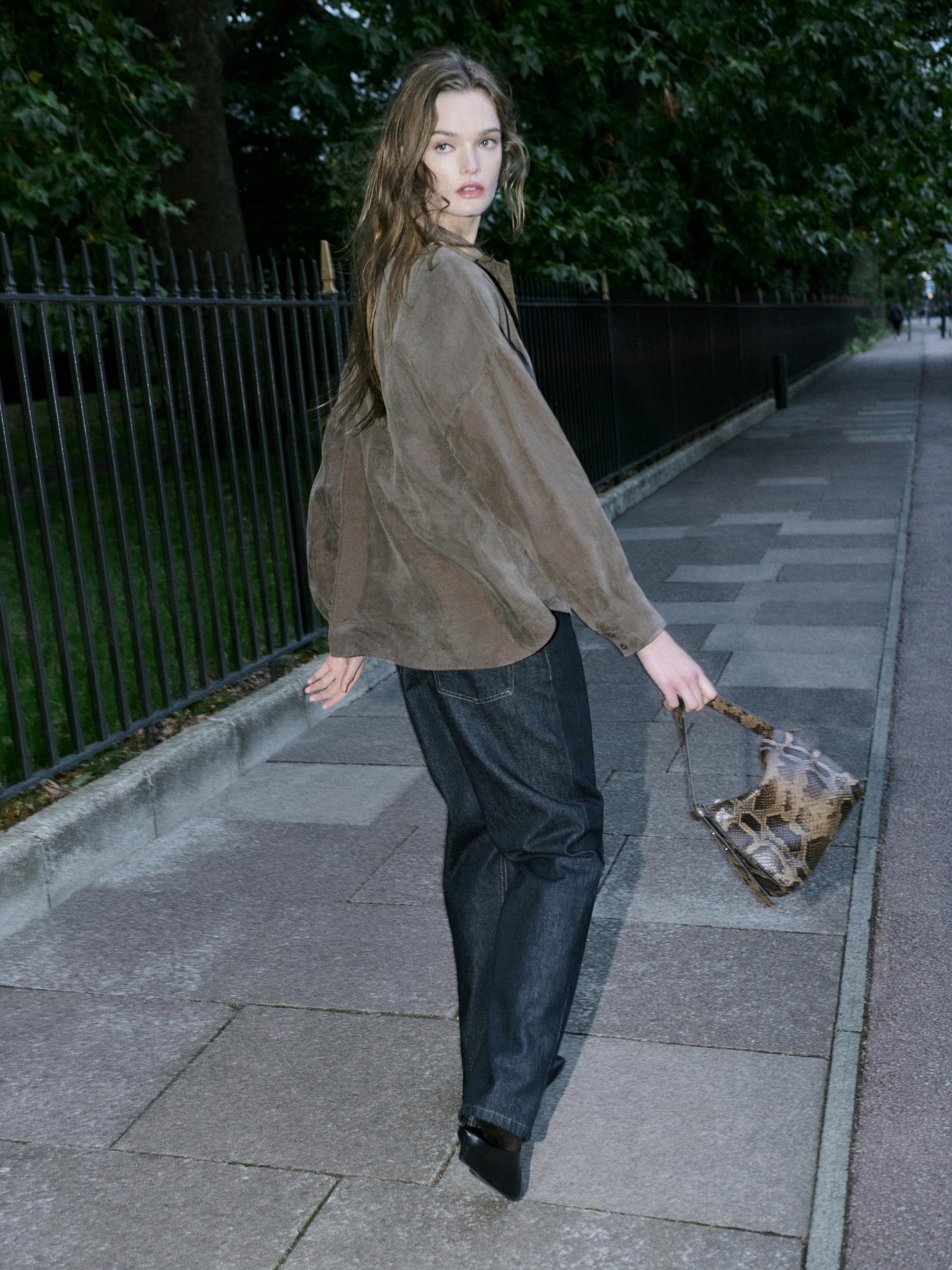 Blouse with zip on the chest