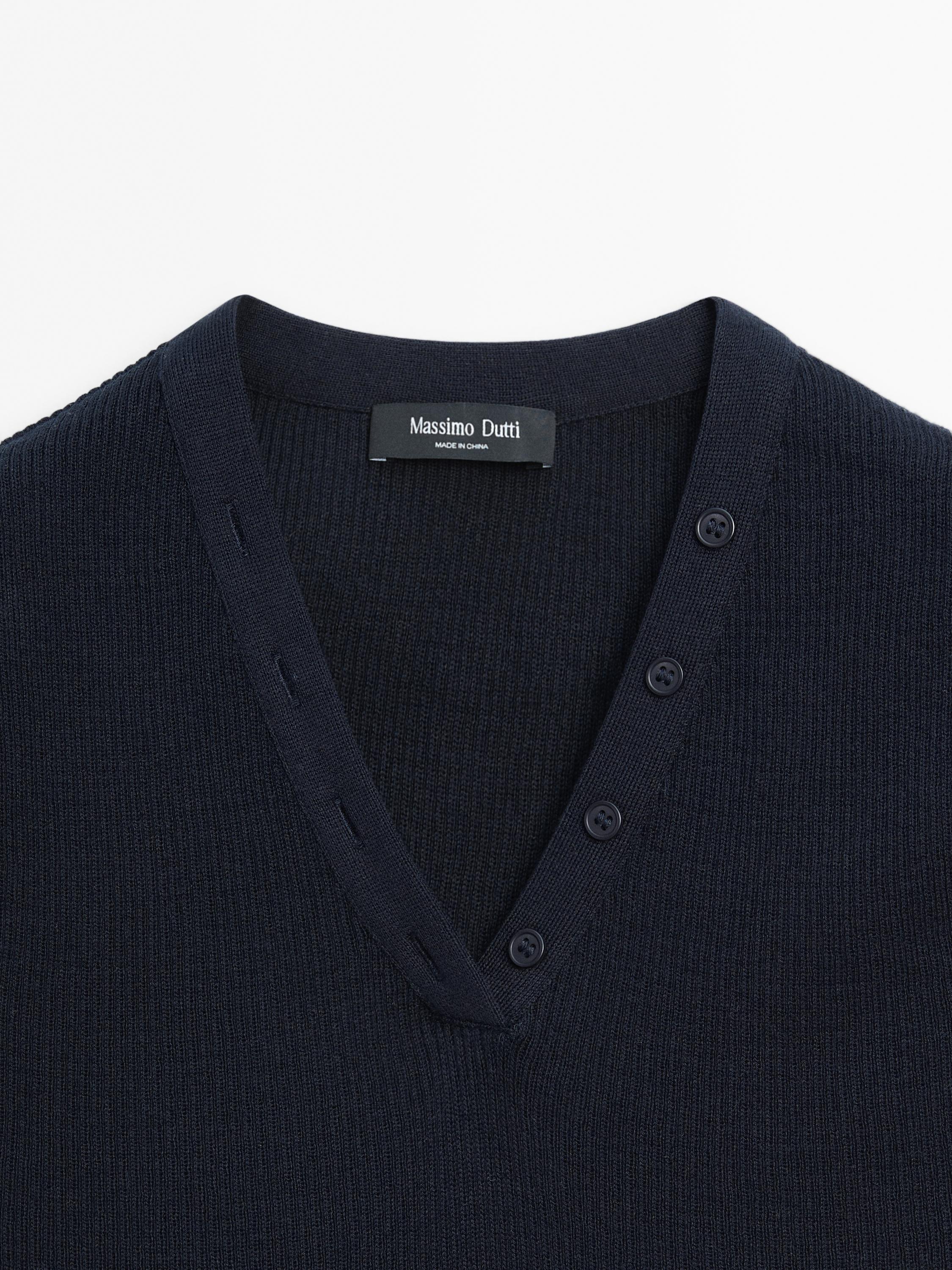 Ribbed top with collar detail