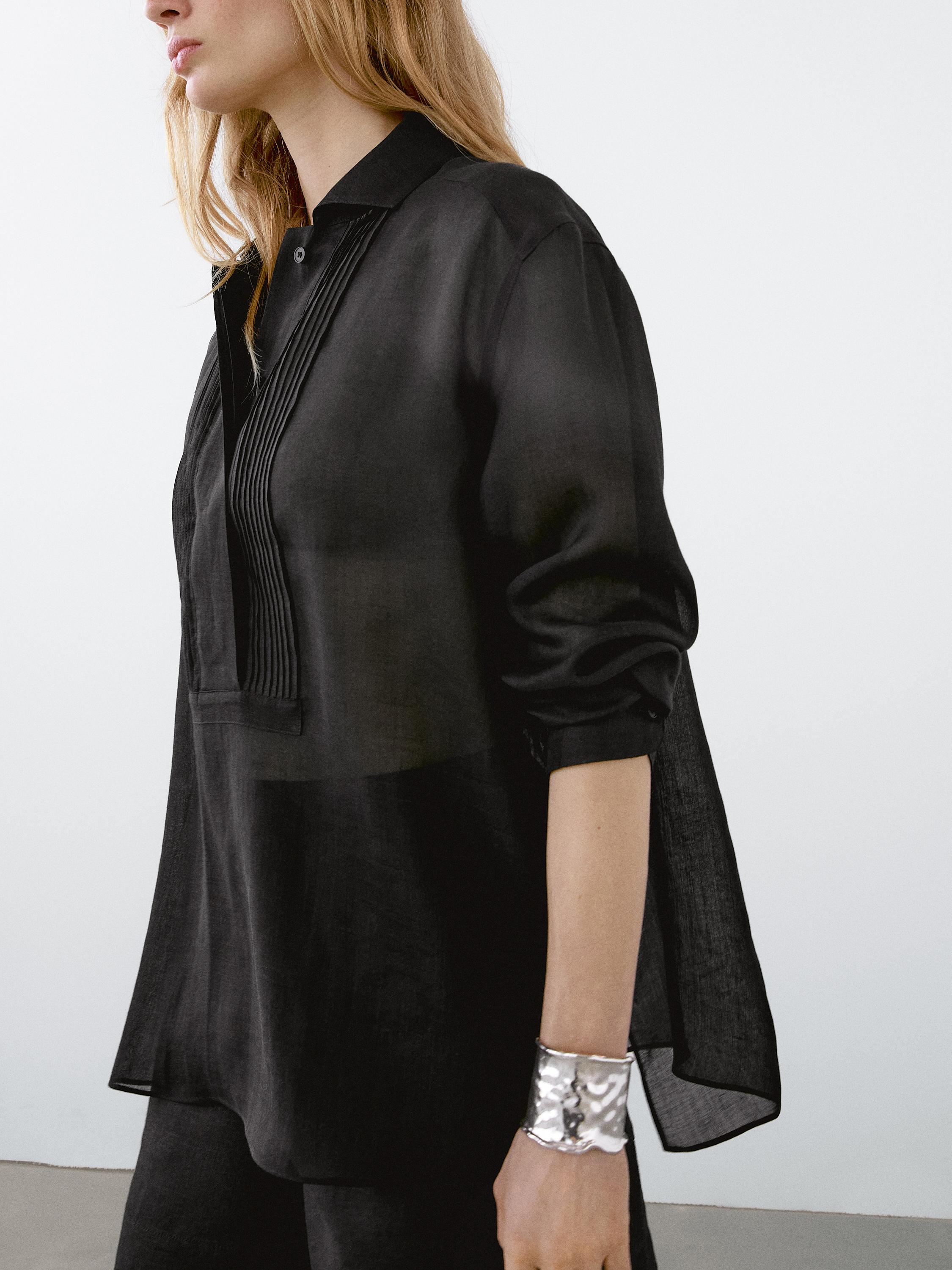 قميص خفيف من الرامي المخلوط بثنيات تزيينية