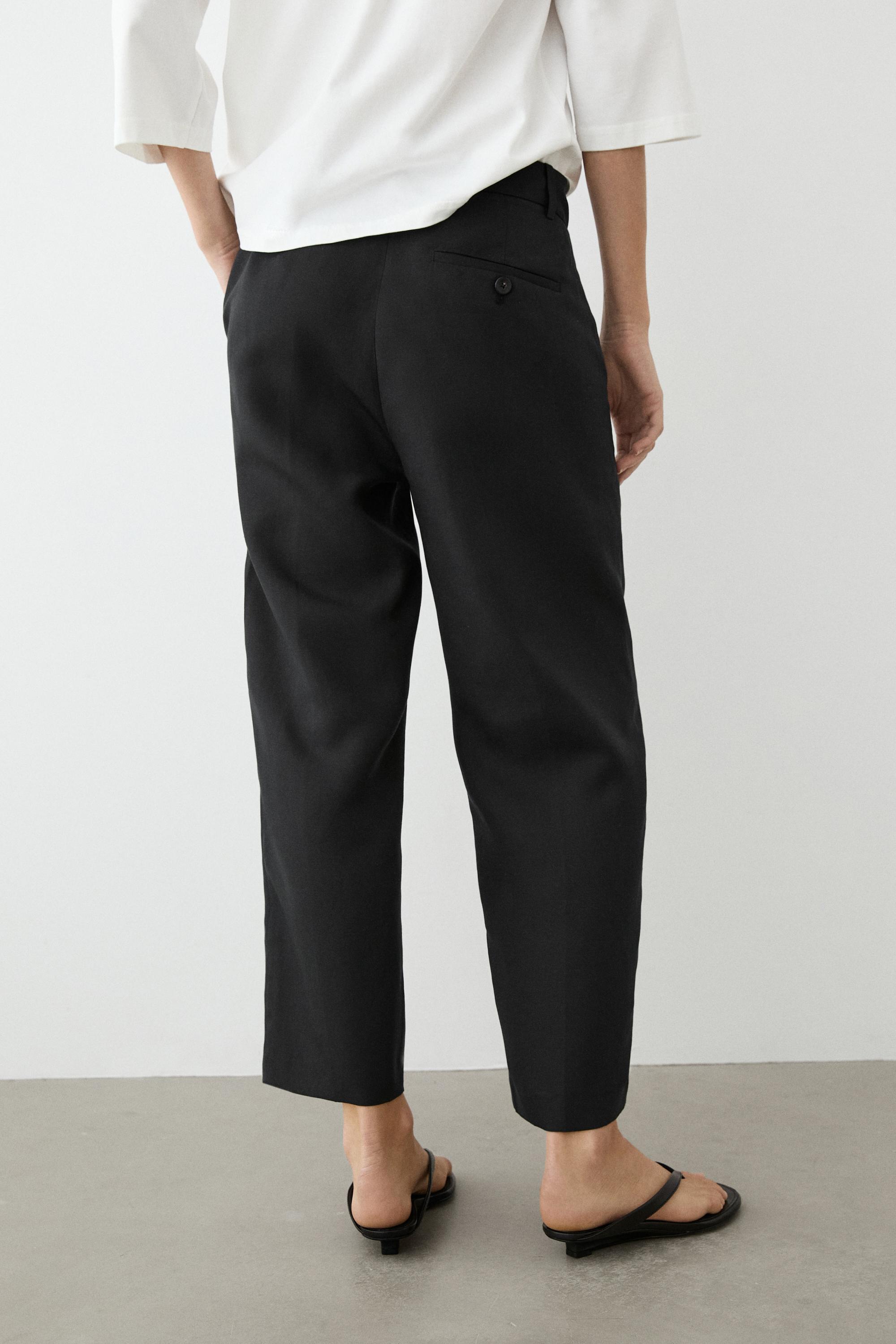 Slim fit capris — BLACK
