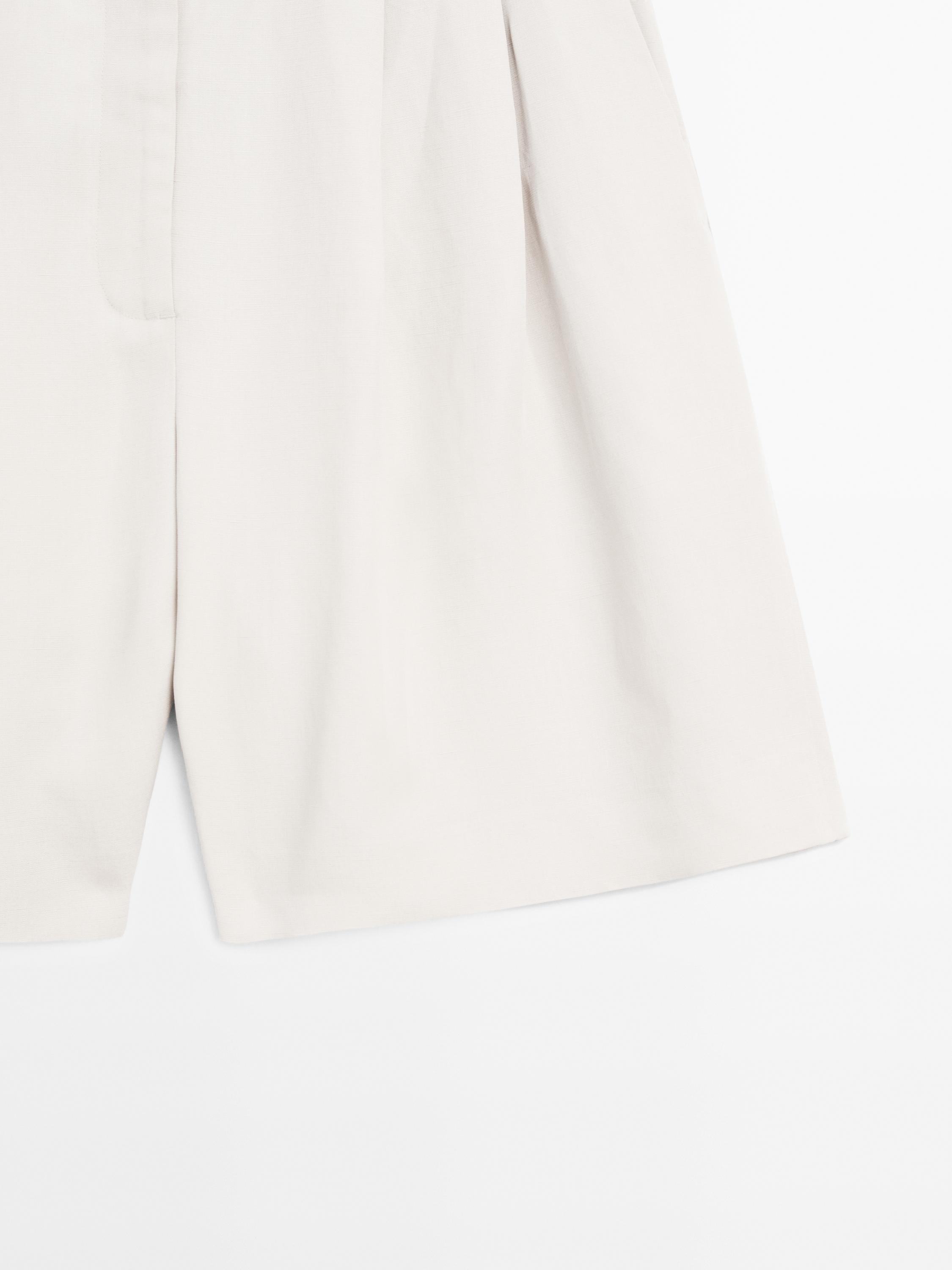 Pleated Bermuda shorts