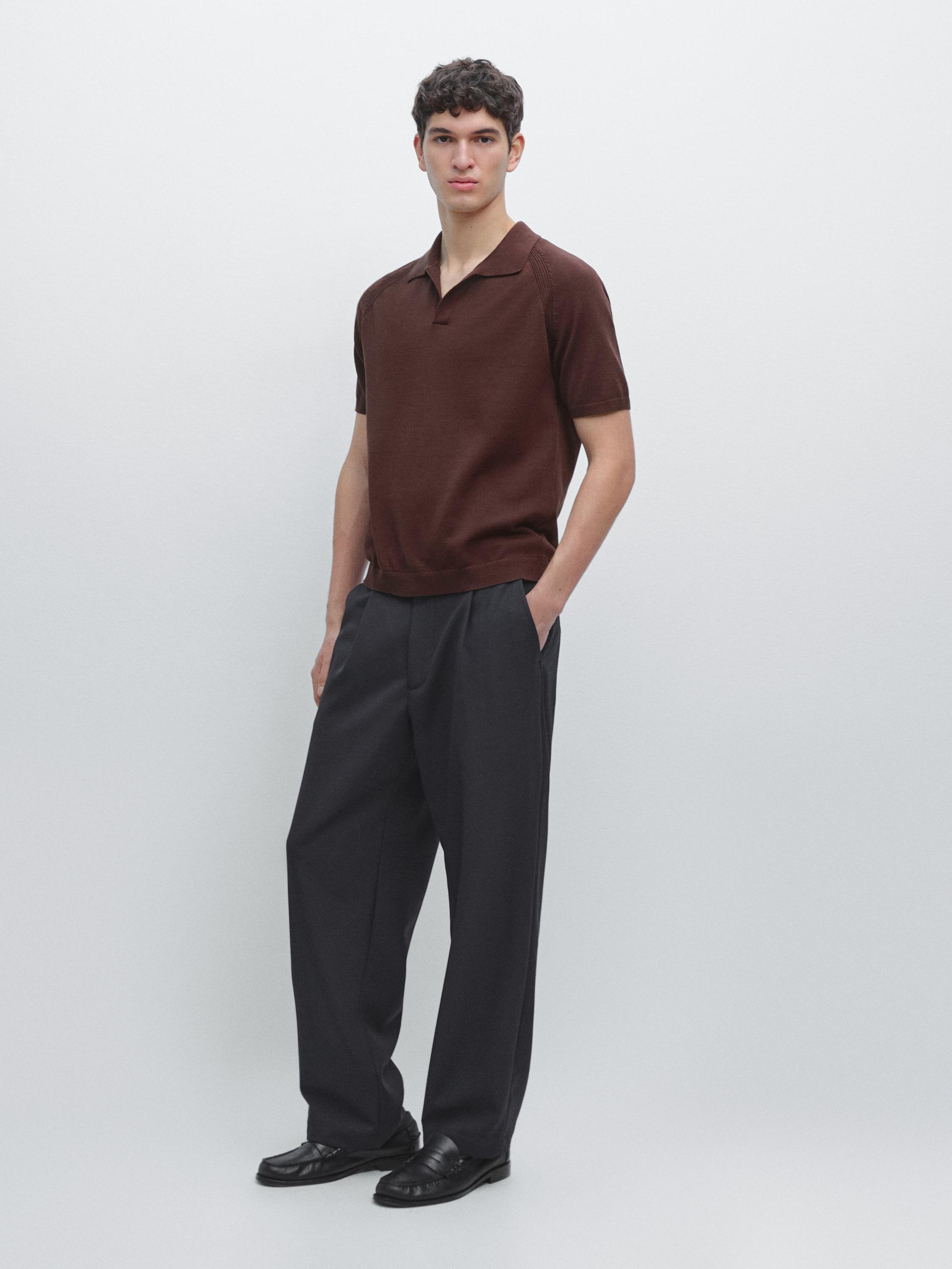 Ensemble polo bordeaux foncé à manches courtes et pantalon large noir.