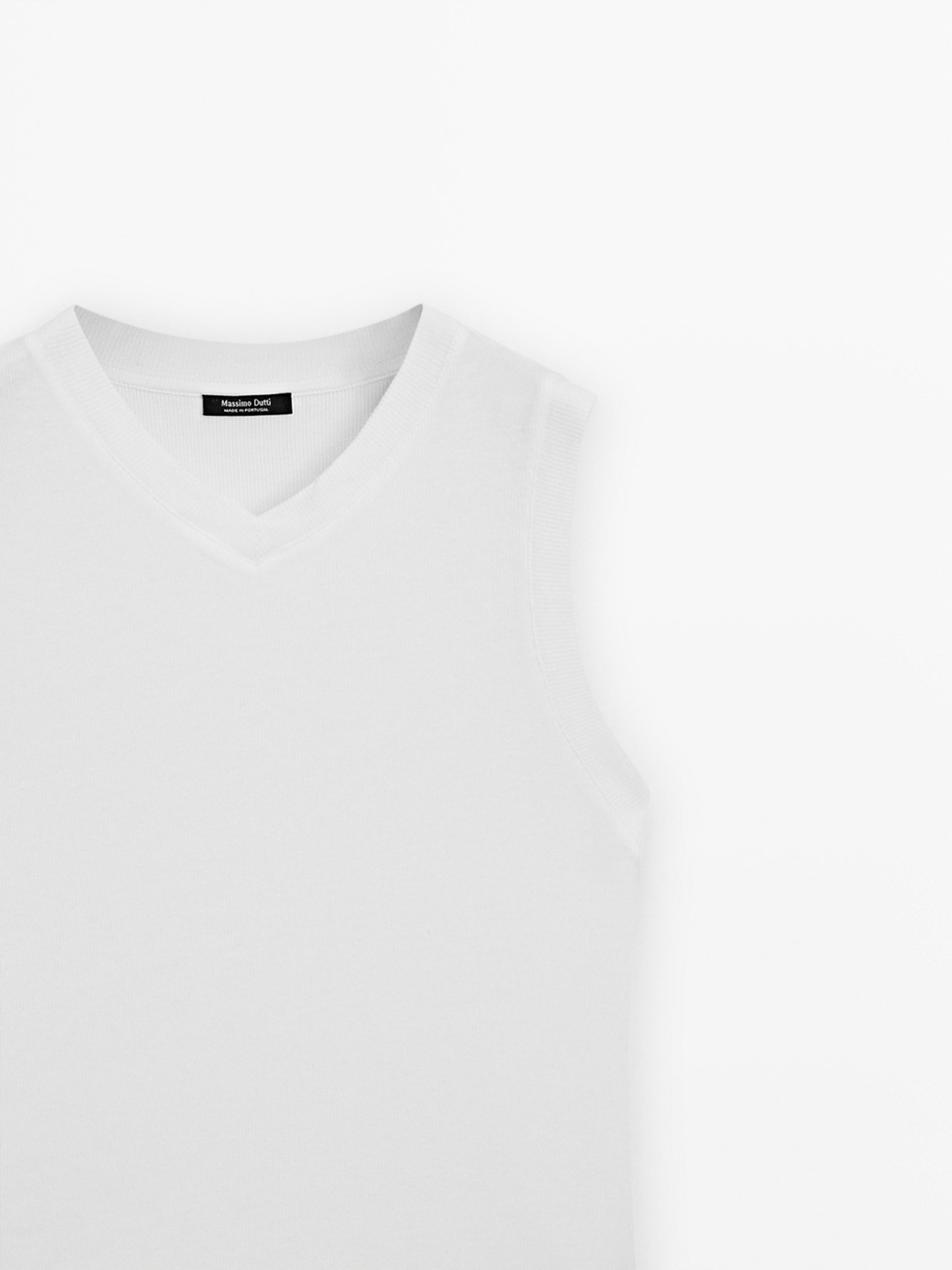 100% cotton V-neck T-shirt