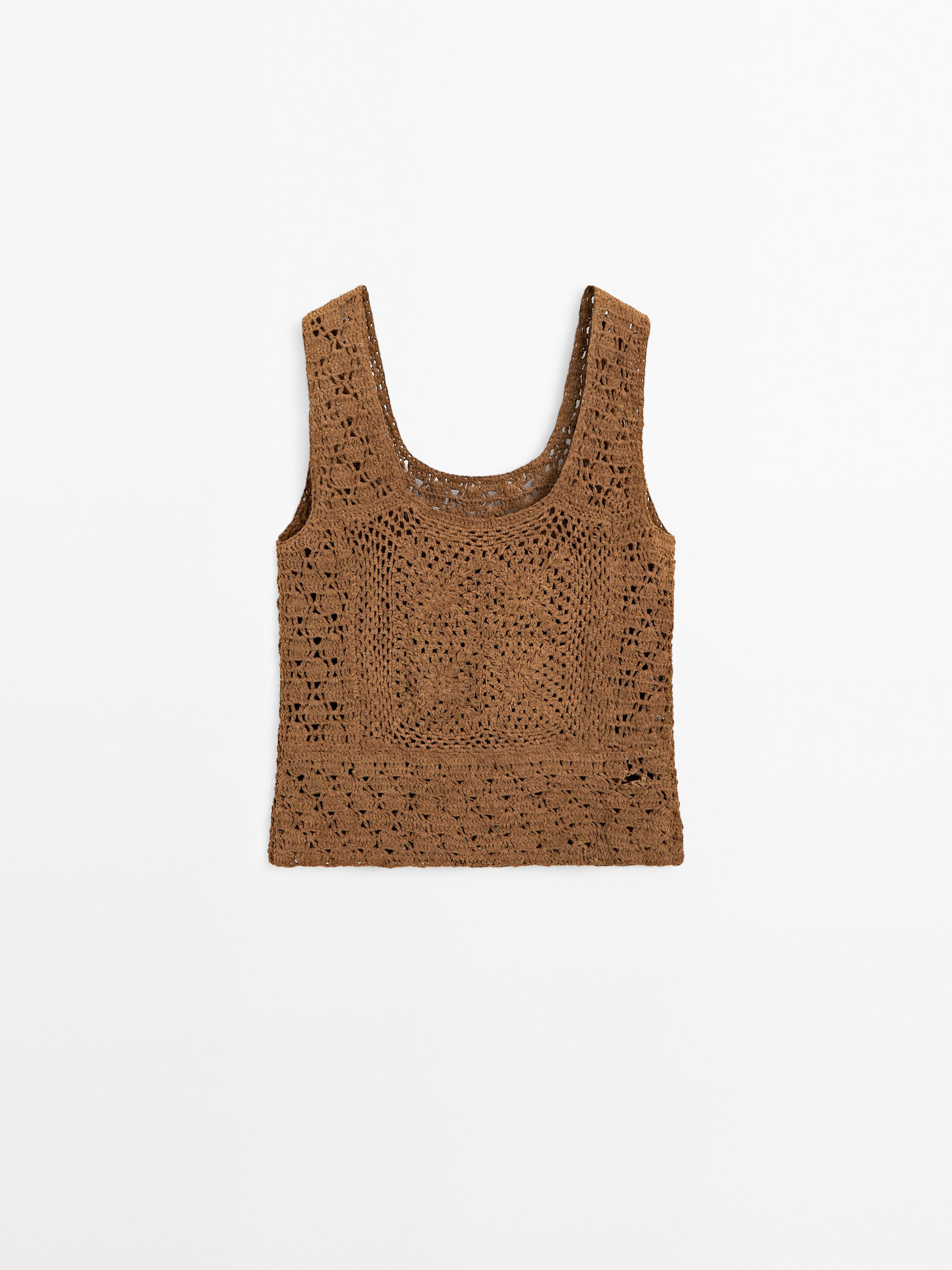 Top ze semišové kůže s háčkováním