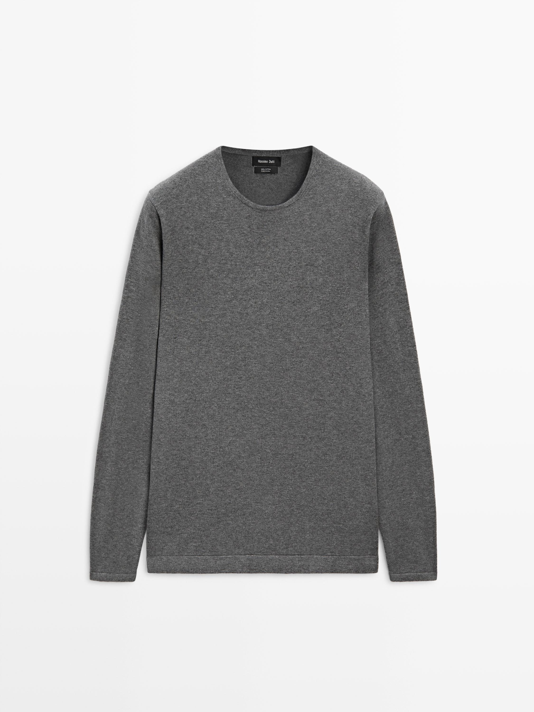 Vue de face d'un pull en jersey tricoté gris moyen avec un col rond et des manches longues.