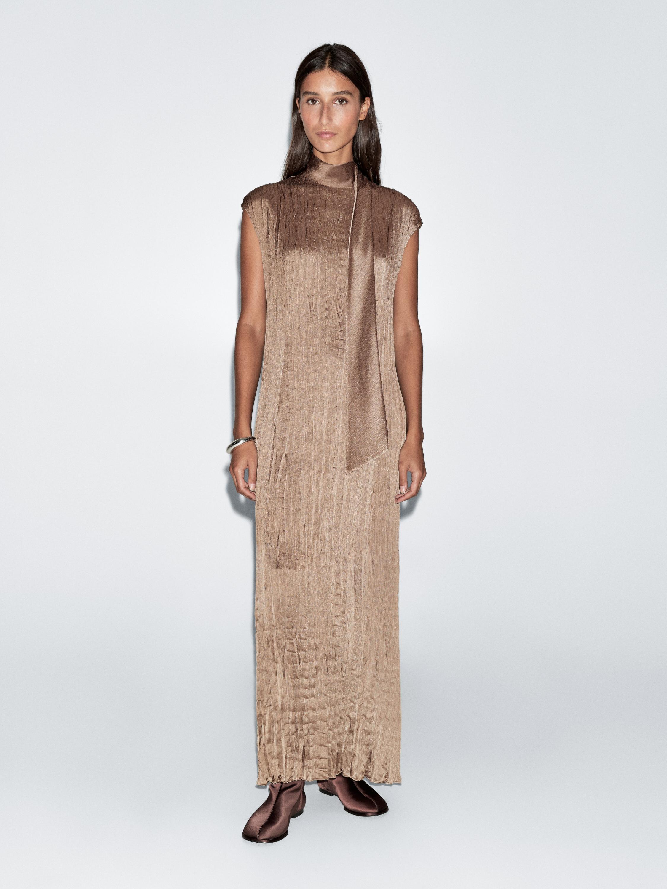 فستان طويل بربطة على الرقبة