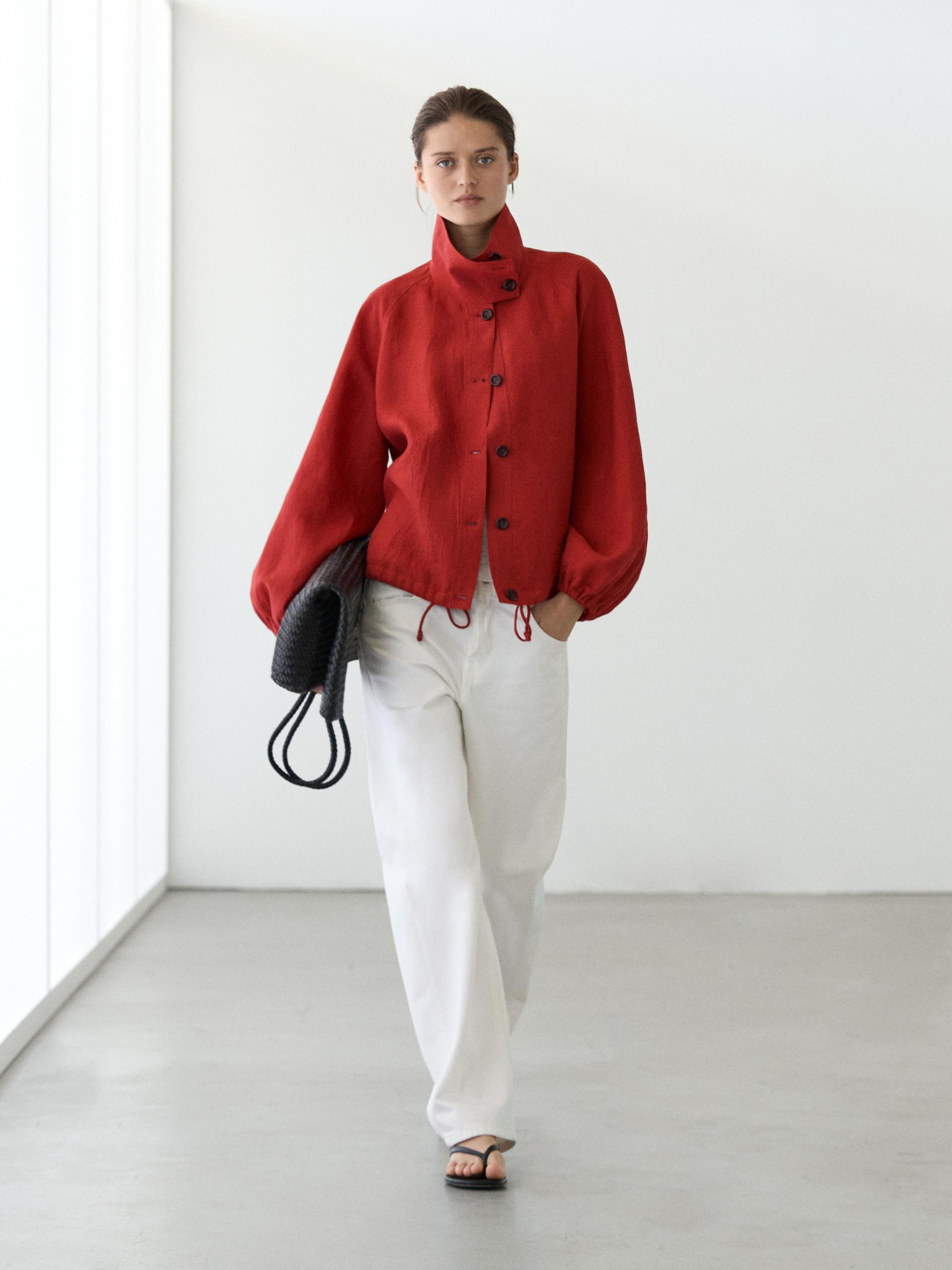 Düğmeli turuncu bomber ceket ve bol paça beyaz pantolon takımı.