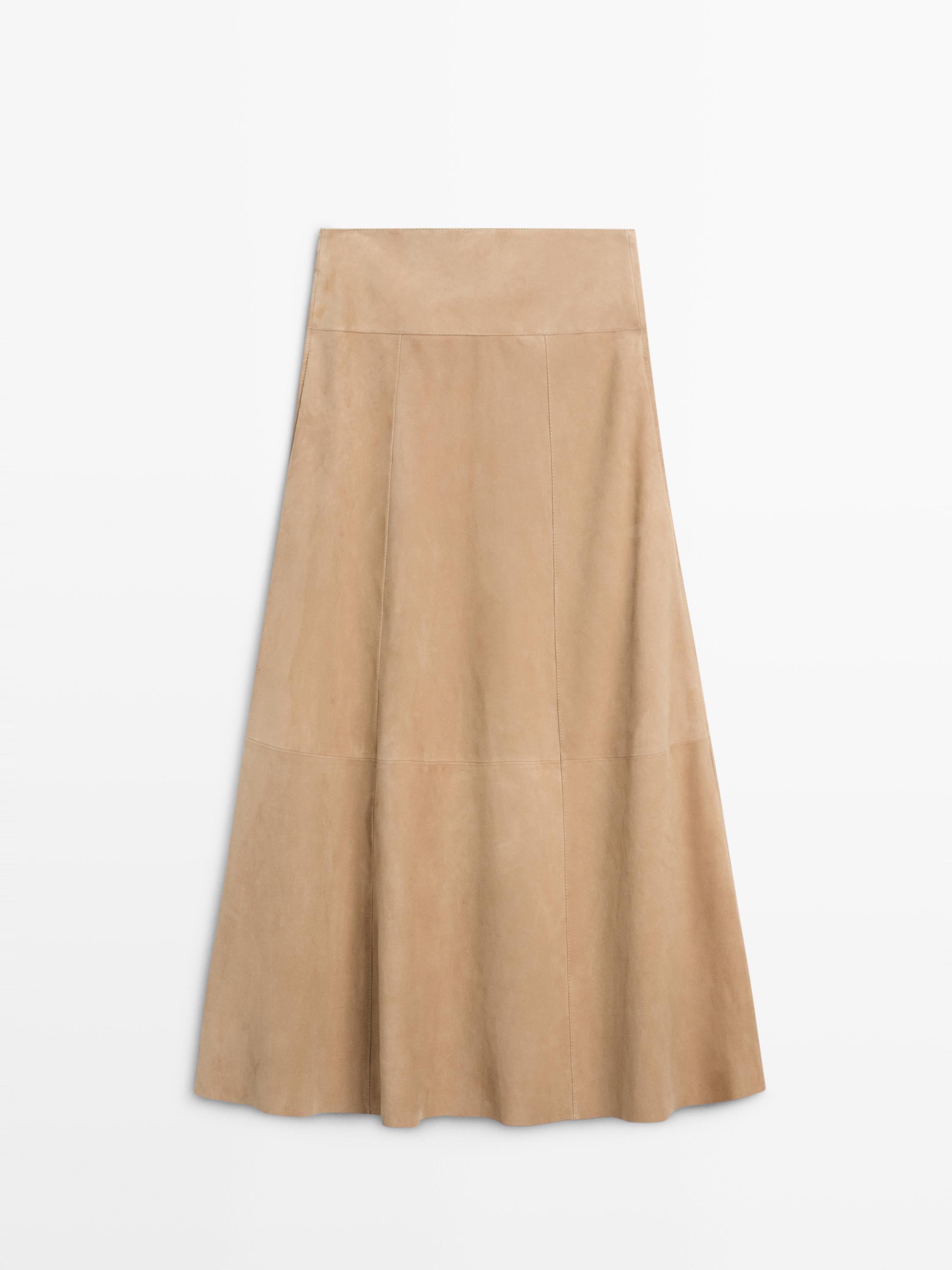 Vista frontal de saia cor area con faixa ancha e corte evasé.