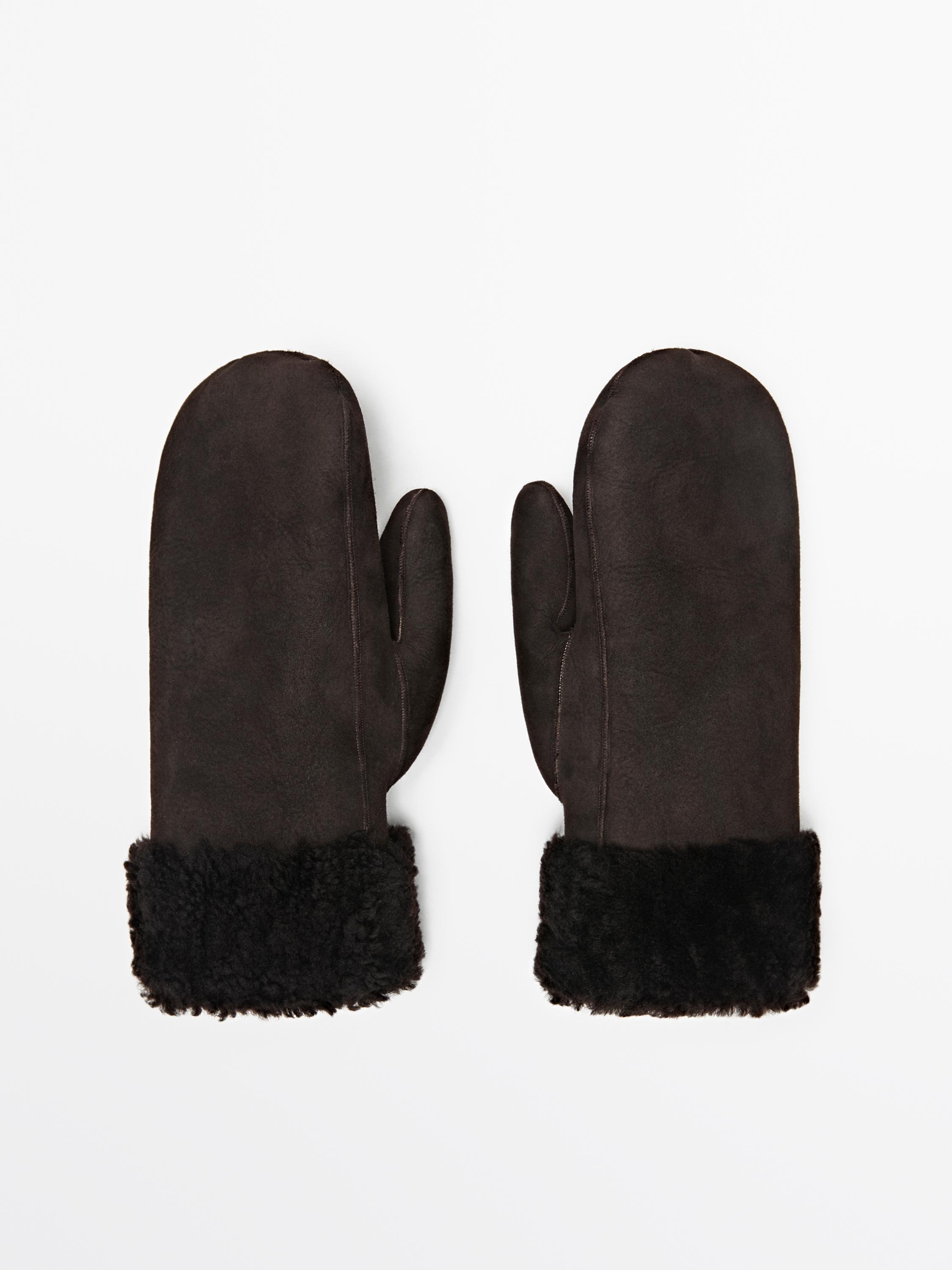 Vorderansicht von braunen Fäustlingen mit Lammfellbündchen.