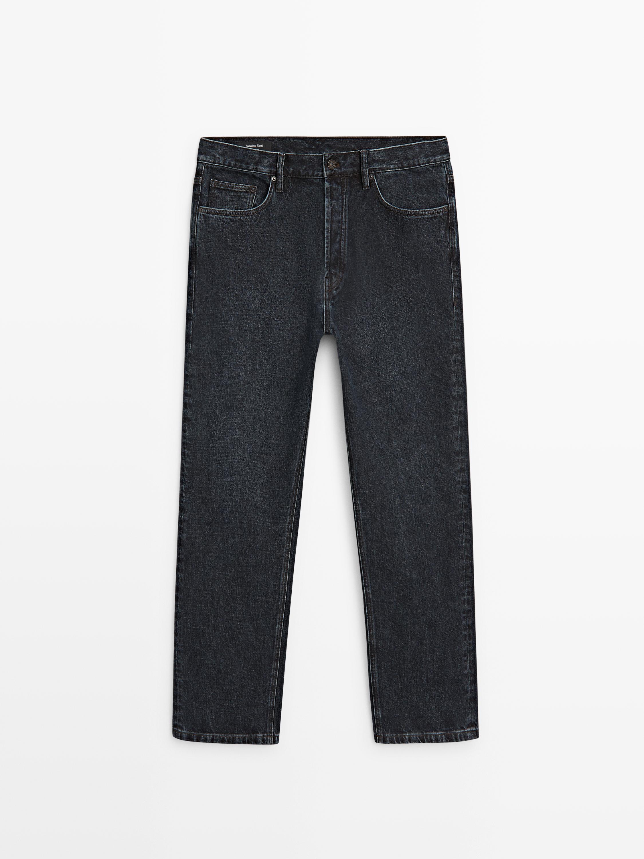 Vista frontal de jeans azul rectos con bolsillos delanteros y traseros.