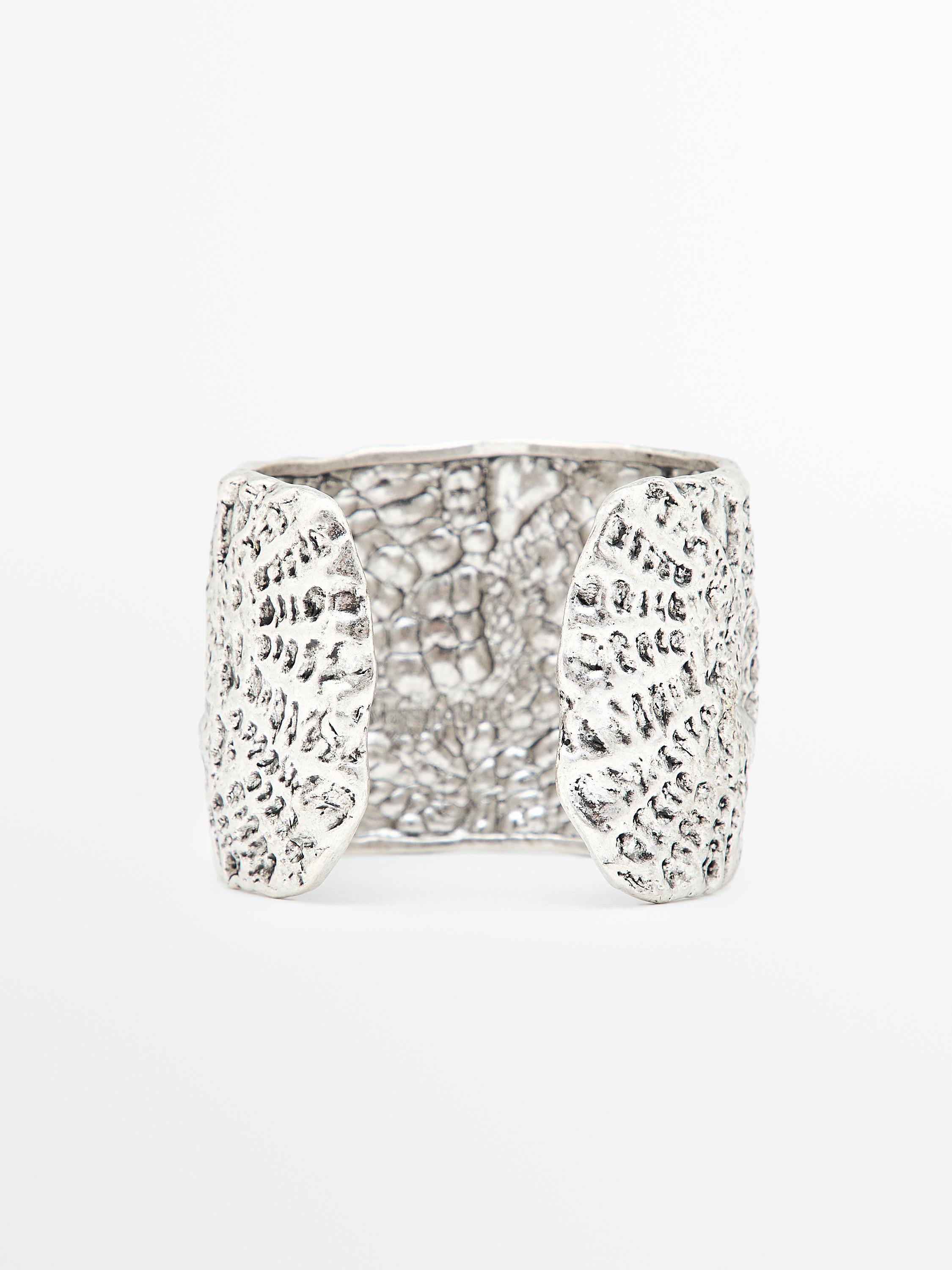 Brazalete metálico con textura