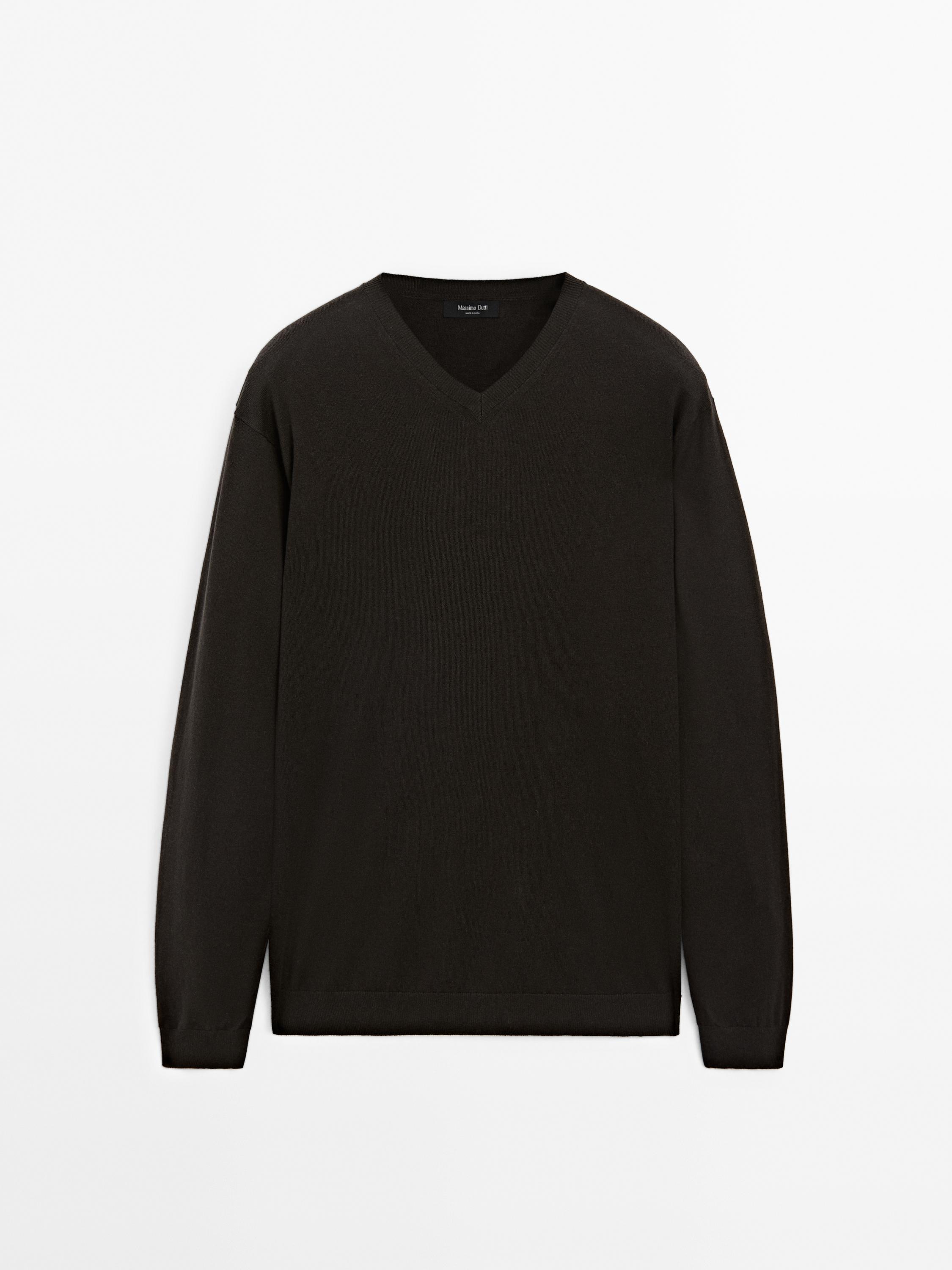 V-neck knit sweater with cotton