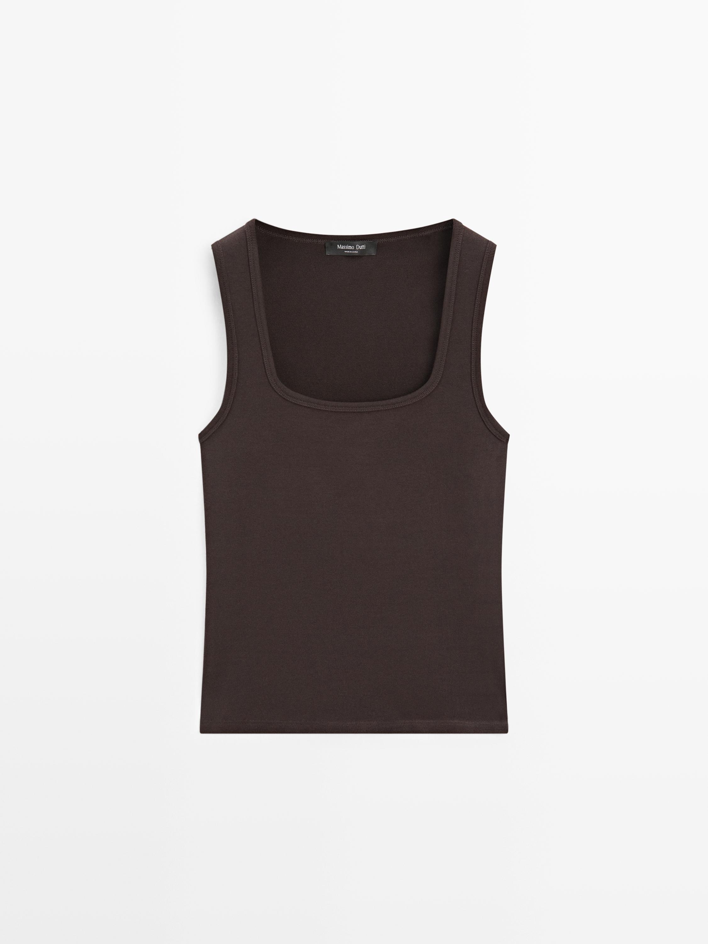 منظر أمامي لـ "تي شيرت" بني بدون أكمام بياقة مربعة.