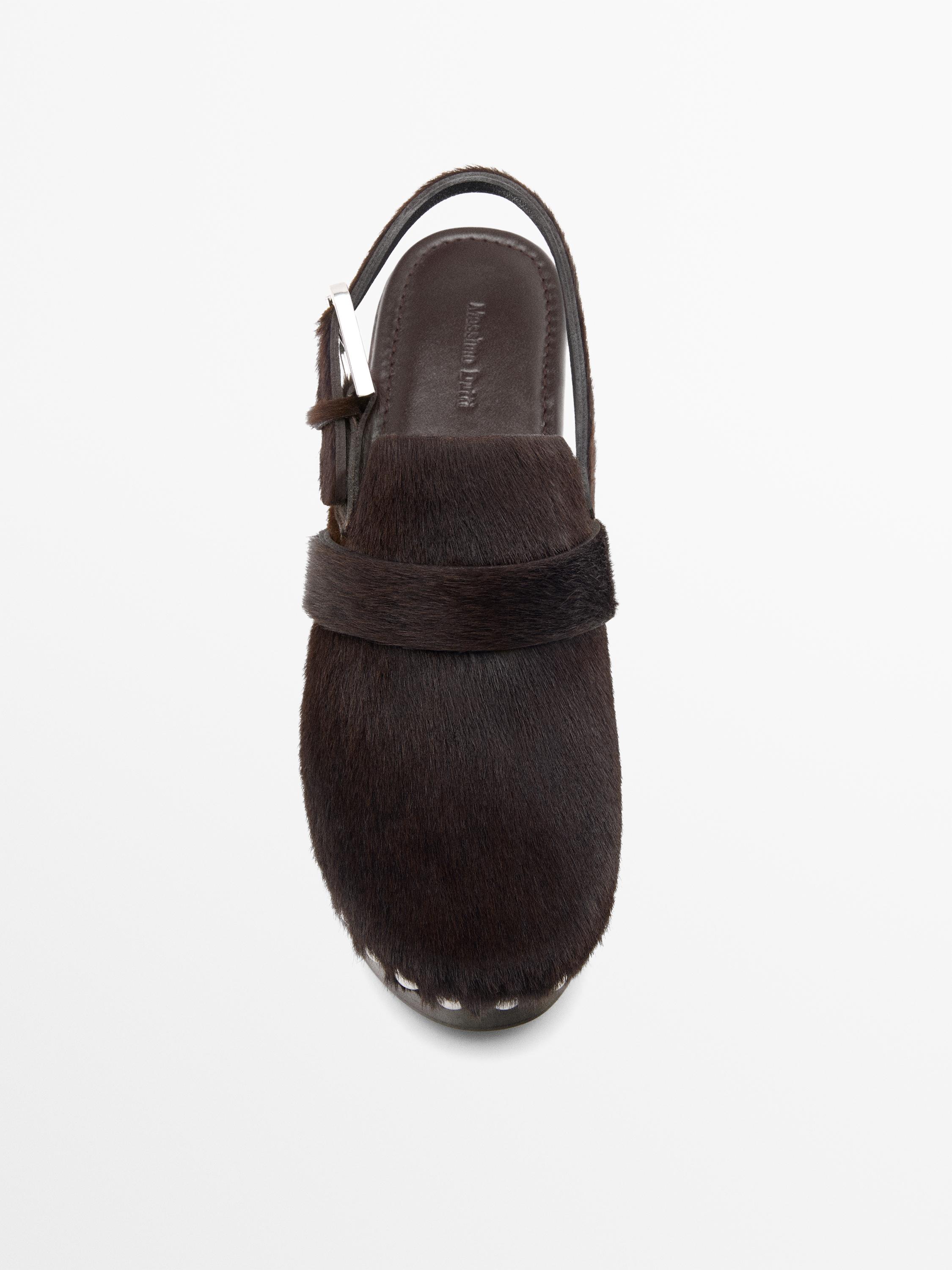 Papuci din piele cu blană și talpă din lemn