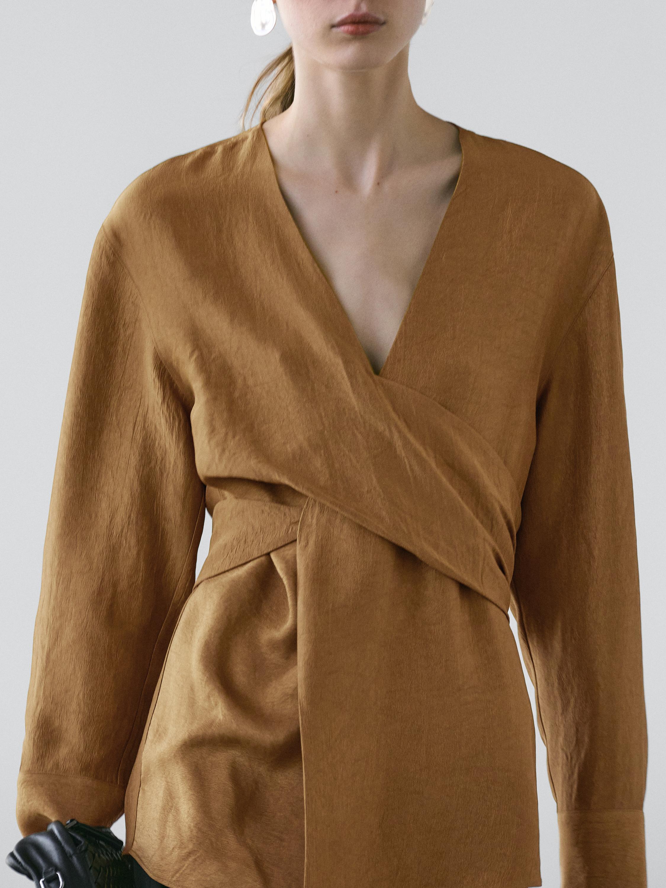 Flowing shirt with waist detail