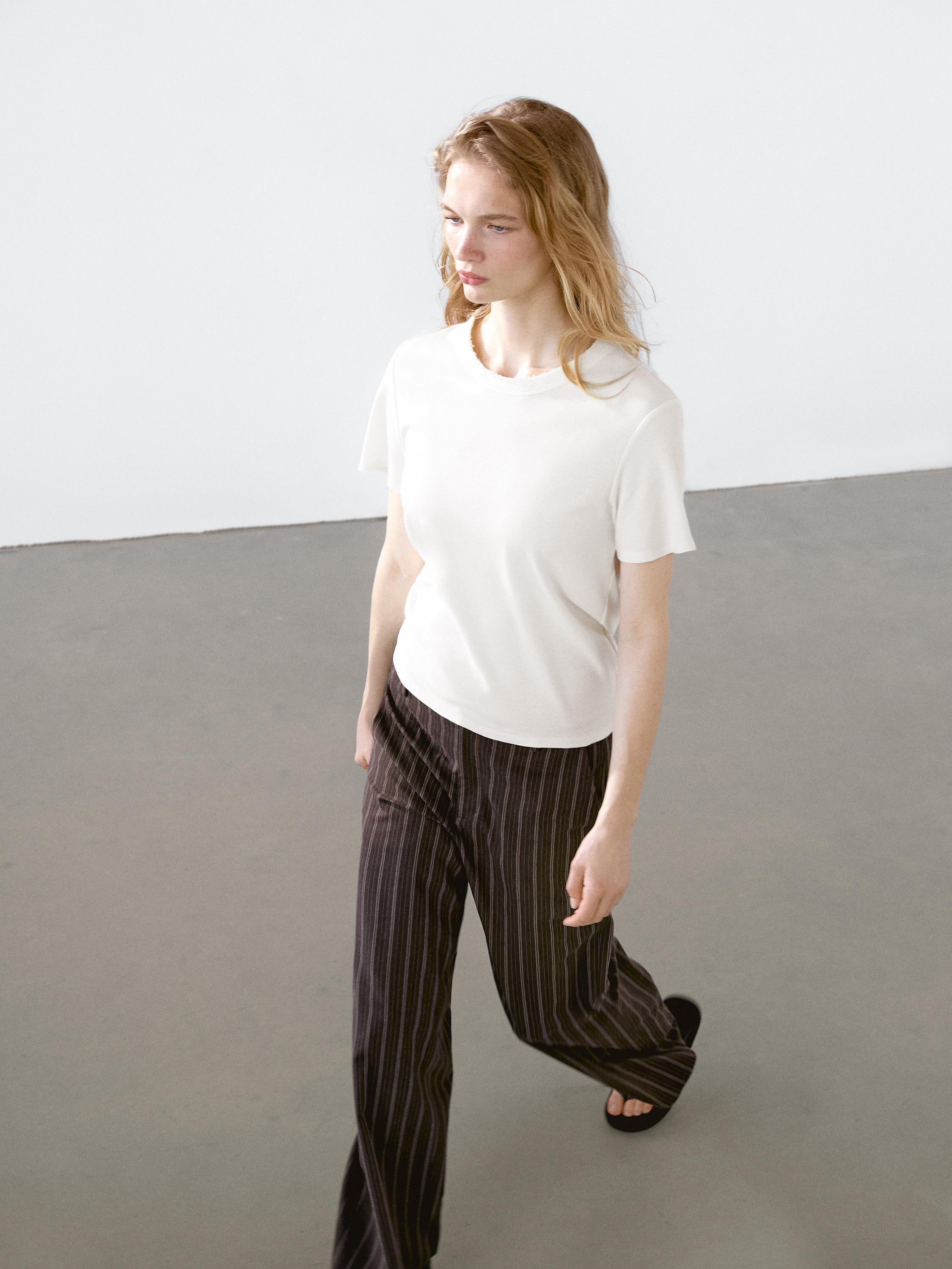 تيشرت بياقة منتوفة