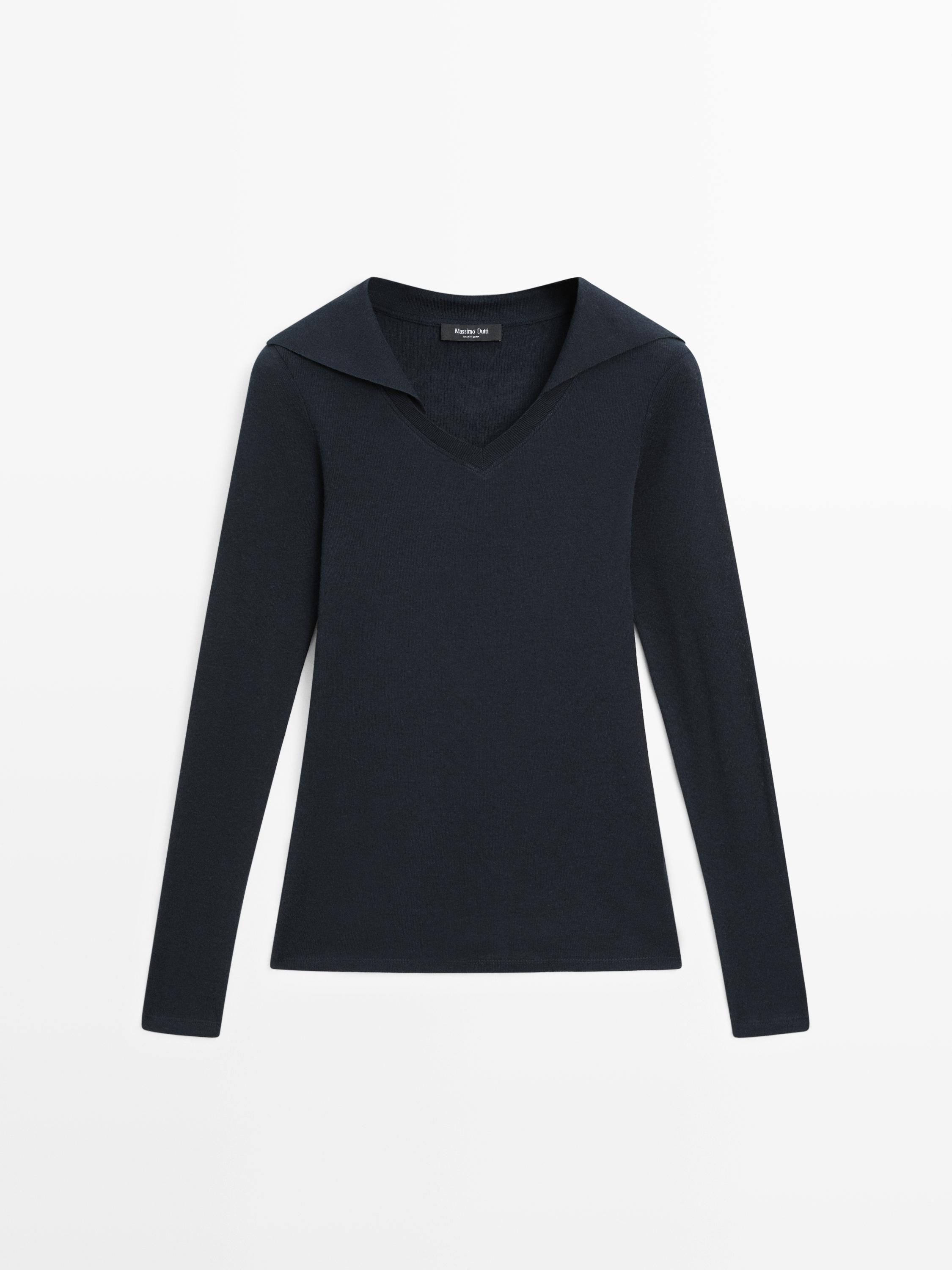 منظر أمامي لقميص بولو كحلي بأكمام طويلة ورقبة على شكل حرف V.