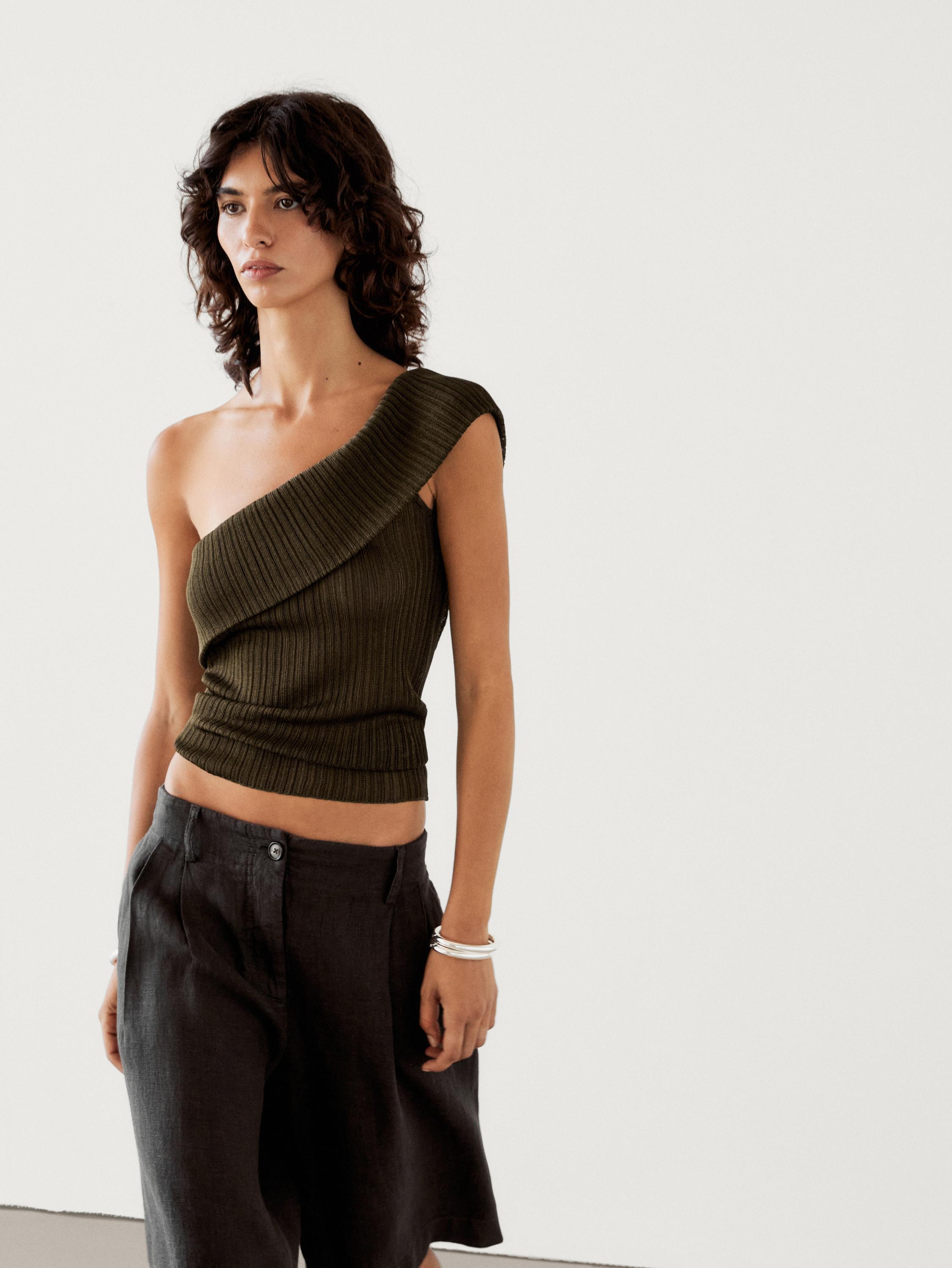 توب مضلع نصف شفاف بفتحة عنق غير متماثلة