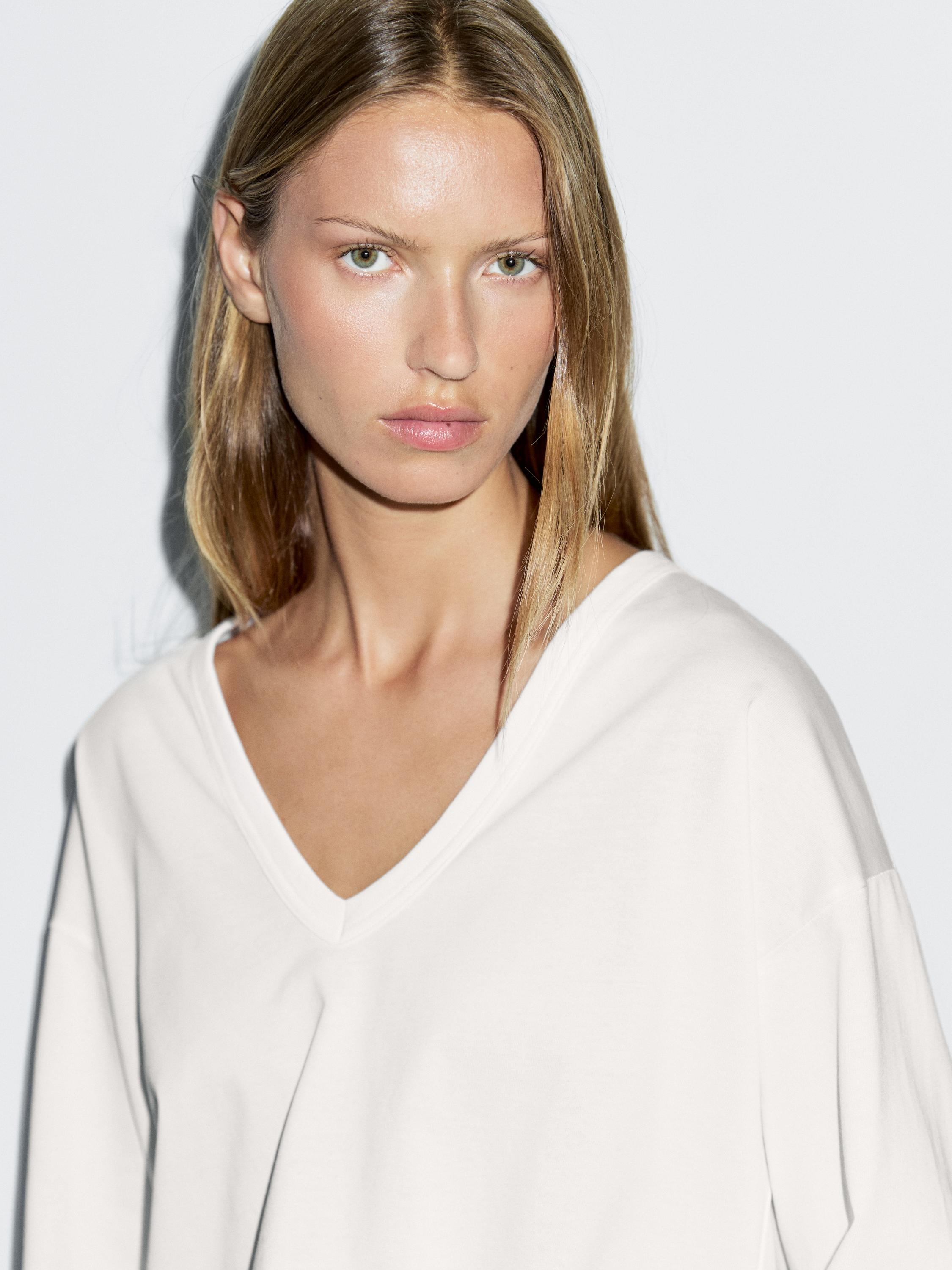 Predimenzionirana majica s V-izrezom