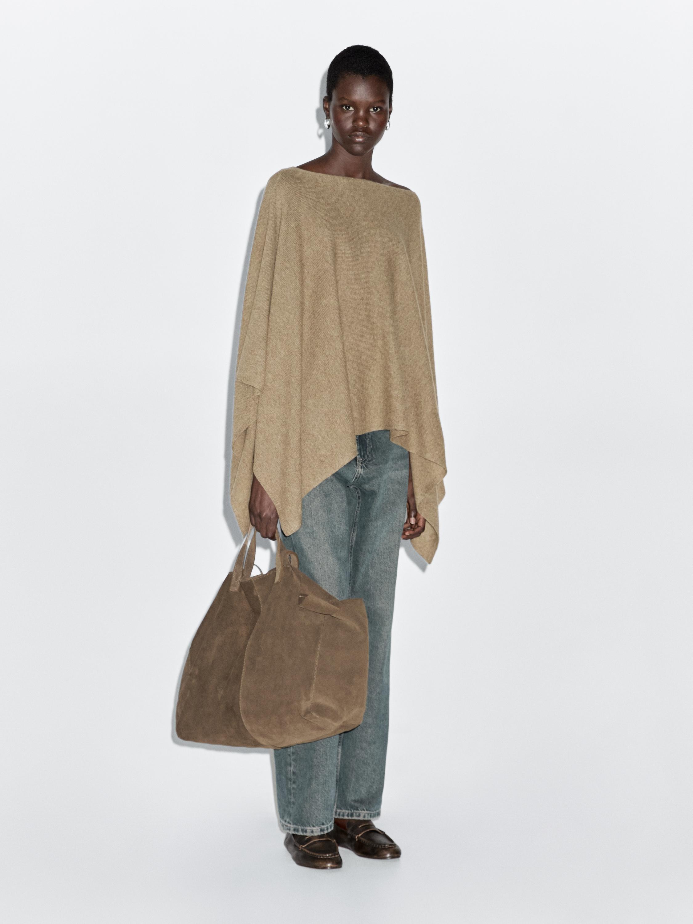 Cape asymétrique en maille 100 % laine