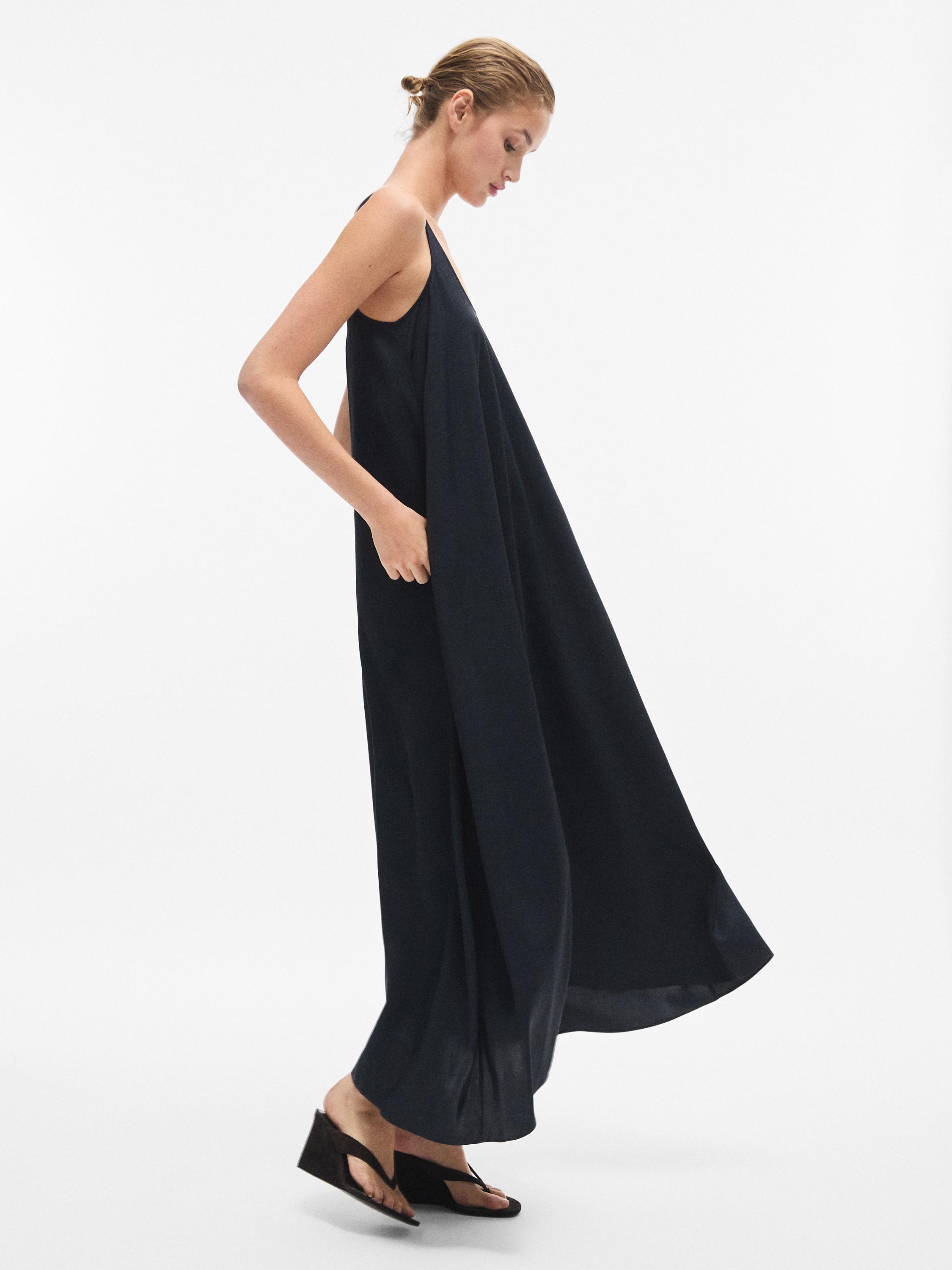 Σετ φαρδύ αέρινο μπλε φόρεμα σε γραμμή Α με τιράντες, μήκος μέχρι τον αστράγαλο.