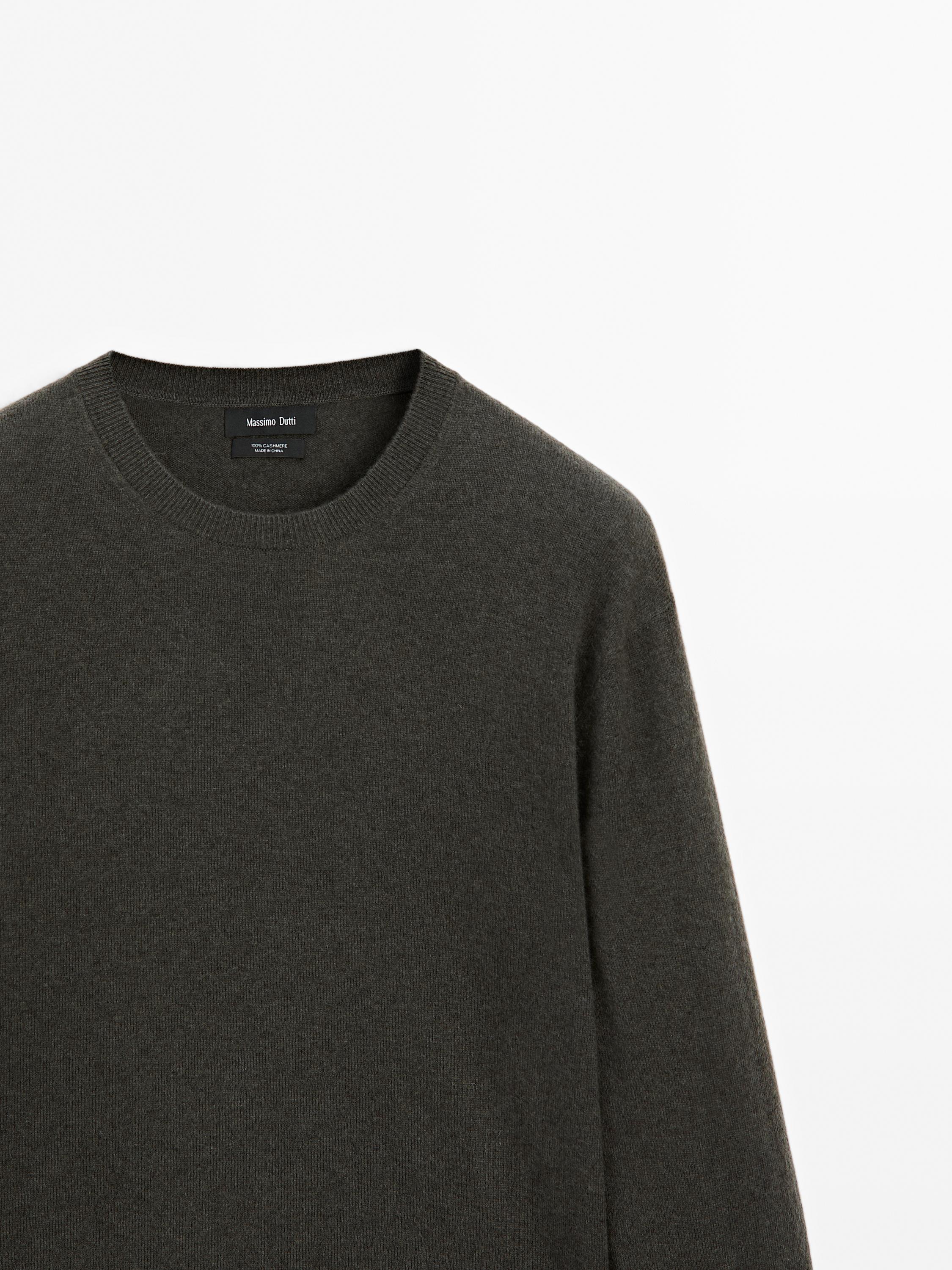 Cashmere knit sweater with a crew neck