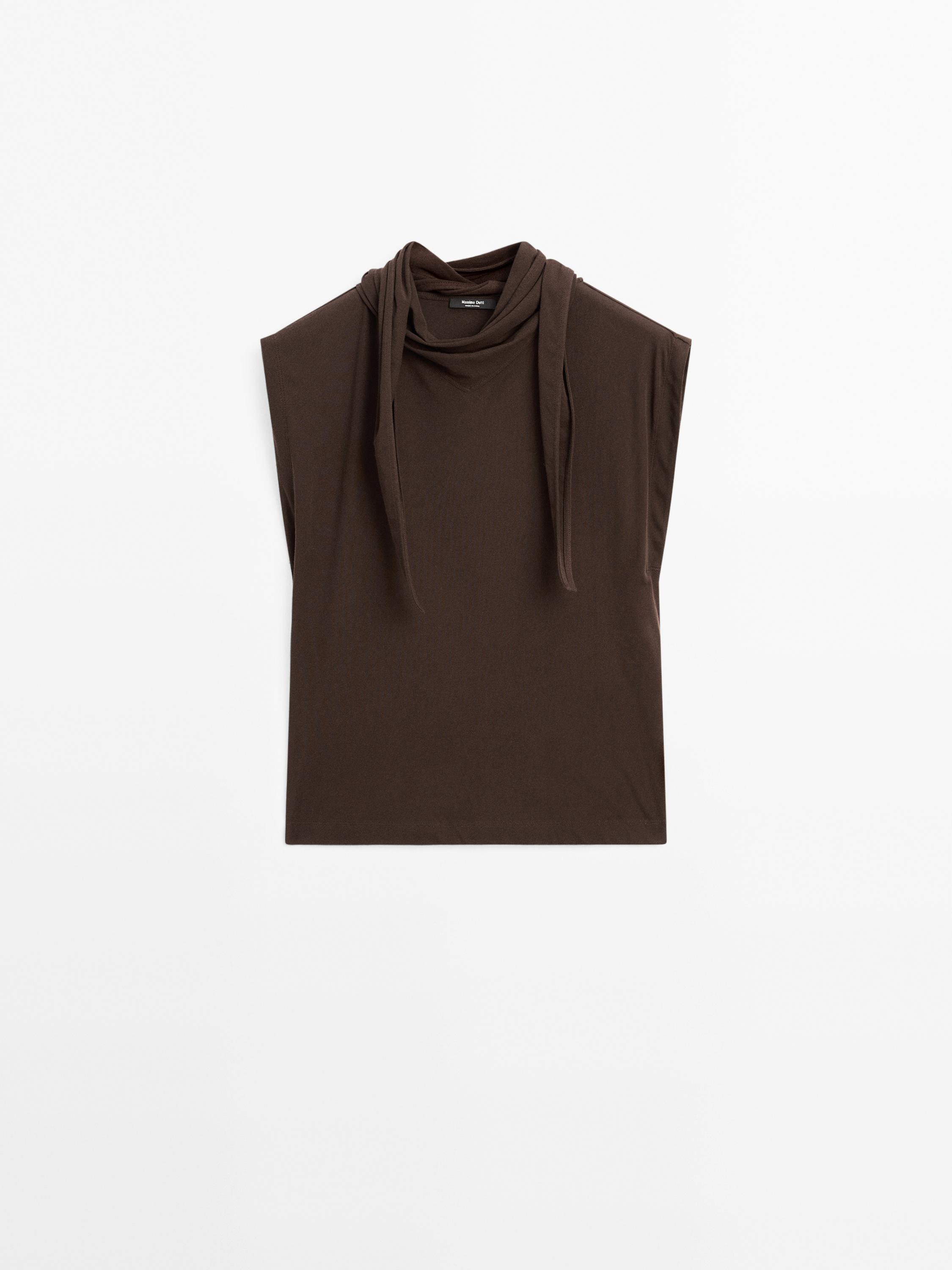 Tricou cu fundă la guler
