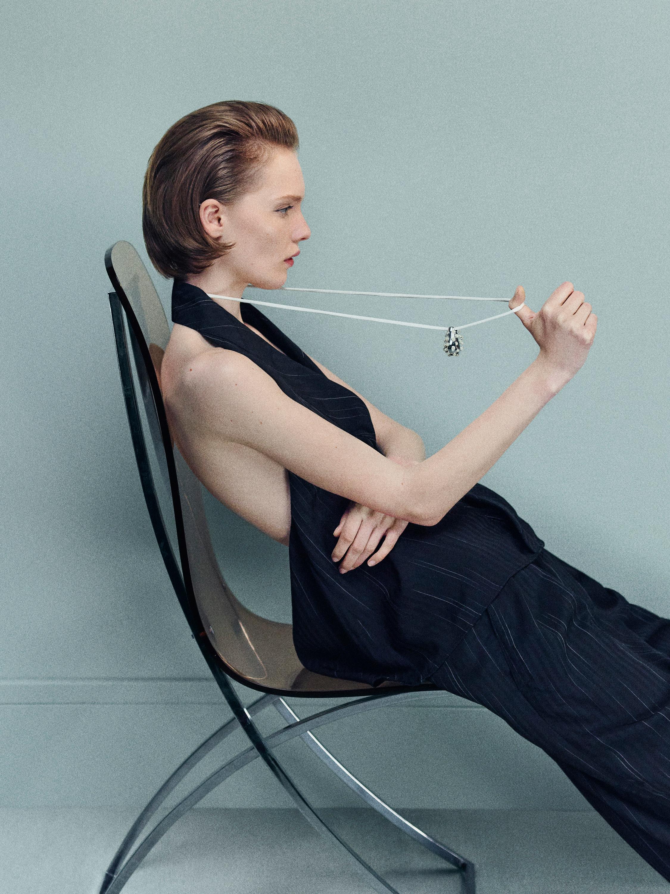 Top s výstrihom okolo krku s pruhovanou potlačou