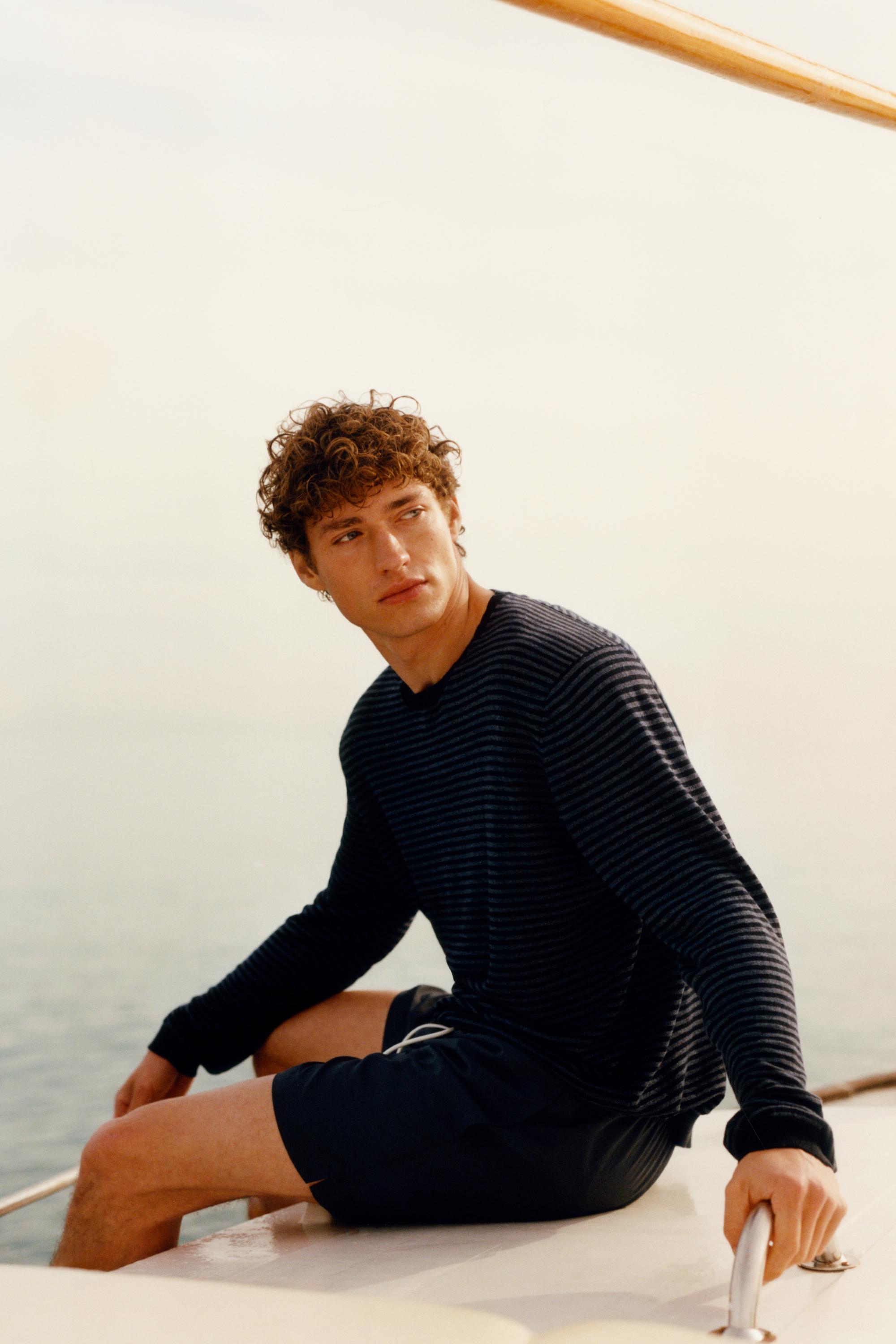 Genser i lin med stripete detalj