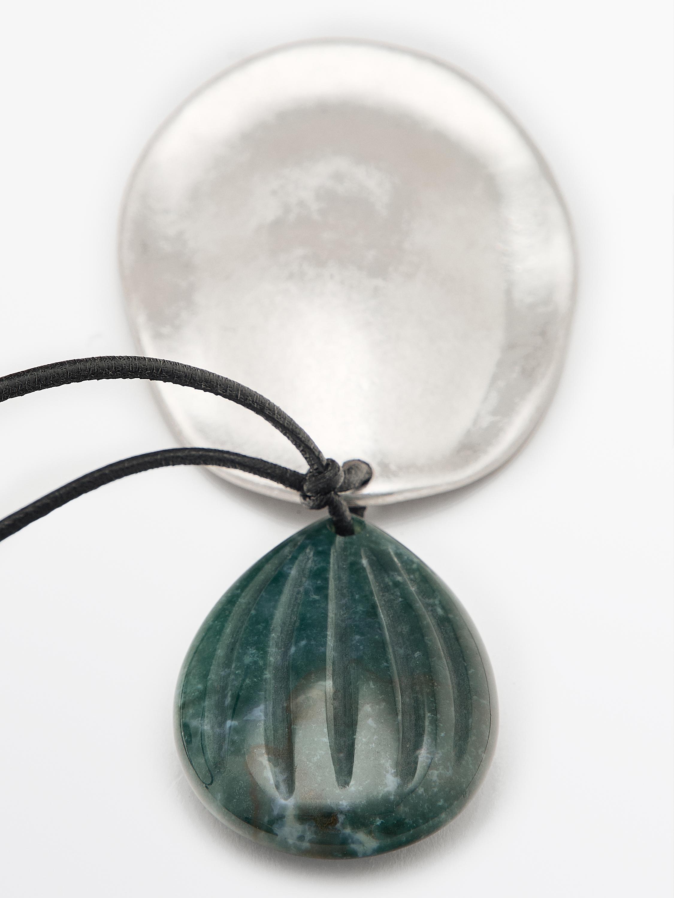 Collier pendentif amande