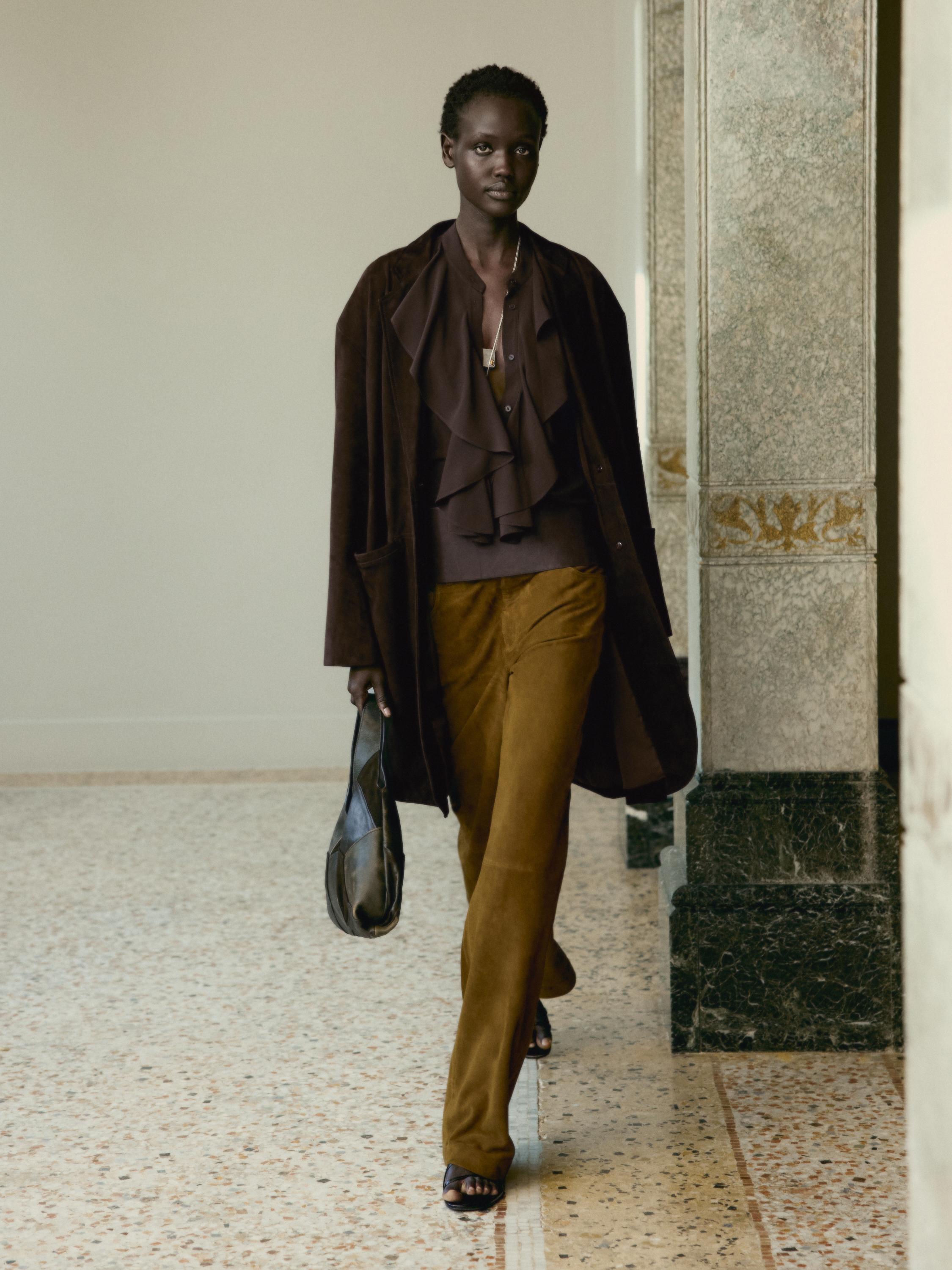 Flowing blouse with ruffles — BROWN