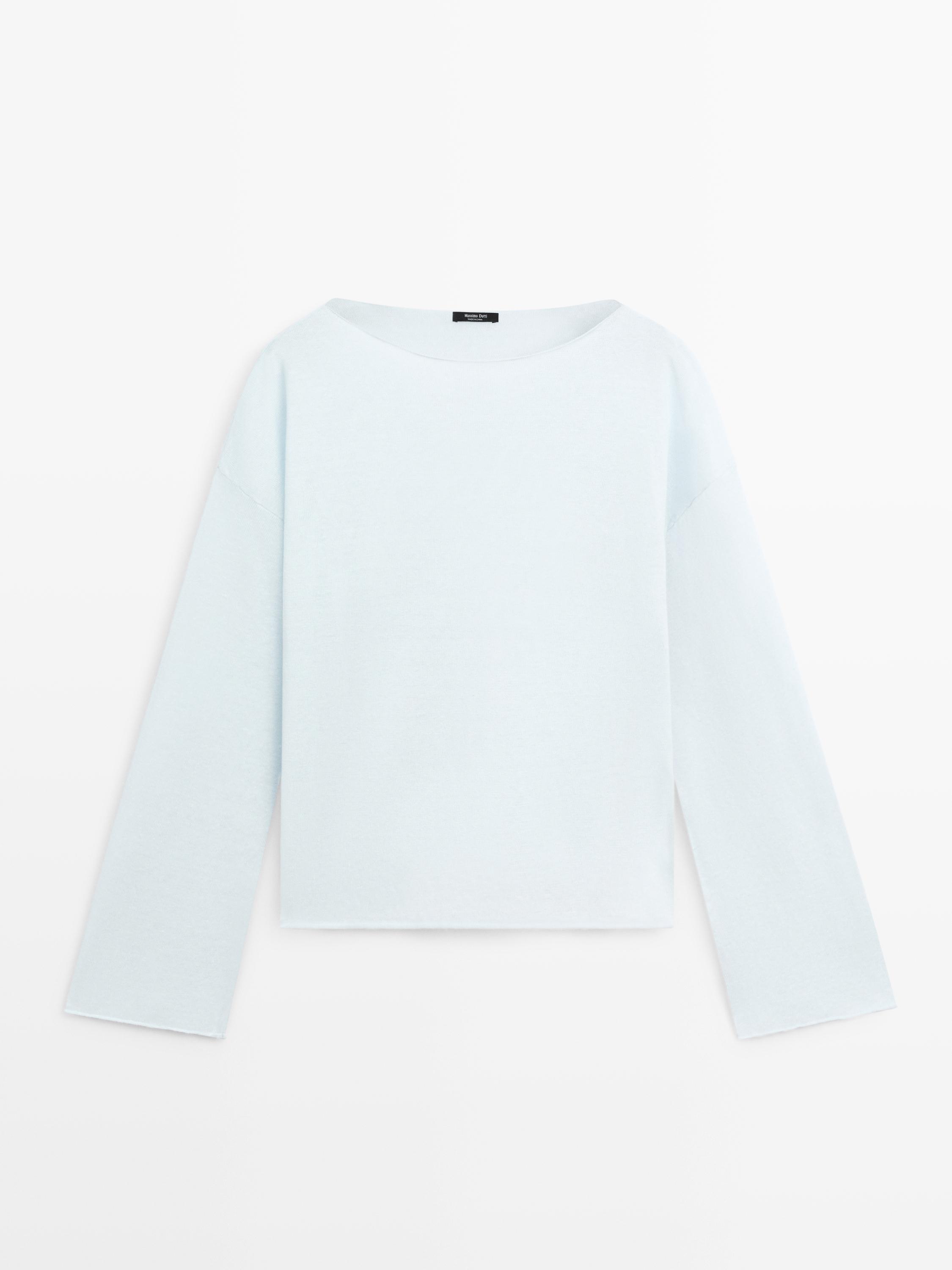 Vista frontal de jersey celeste de punto con cuello barco y mangas largas.