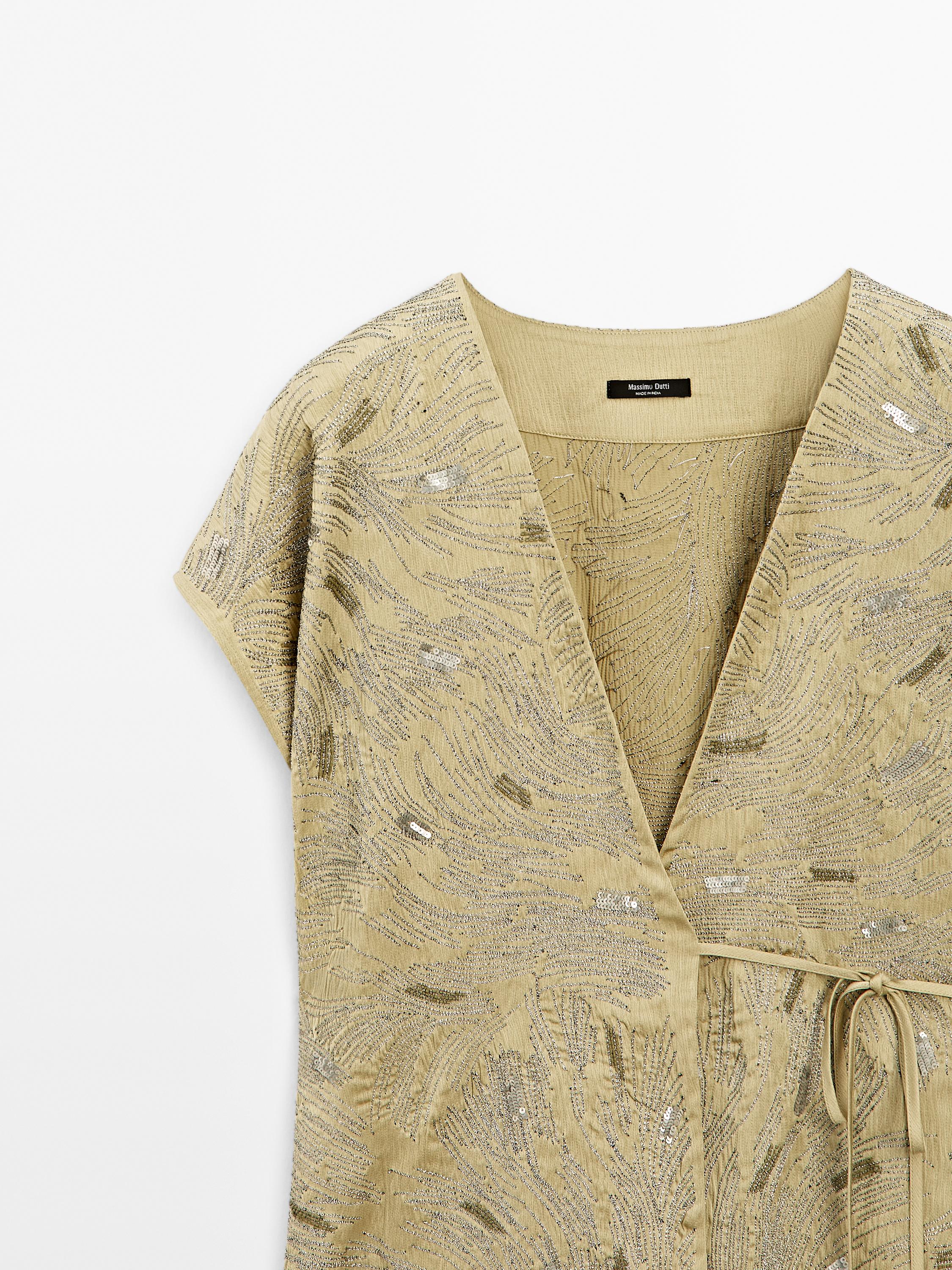 Short sleeveless kimono with embroidered detail