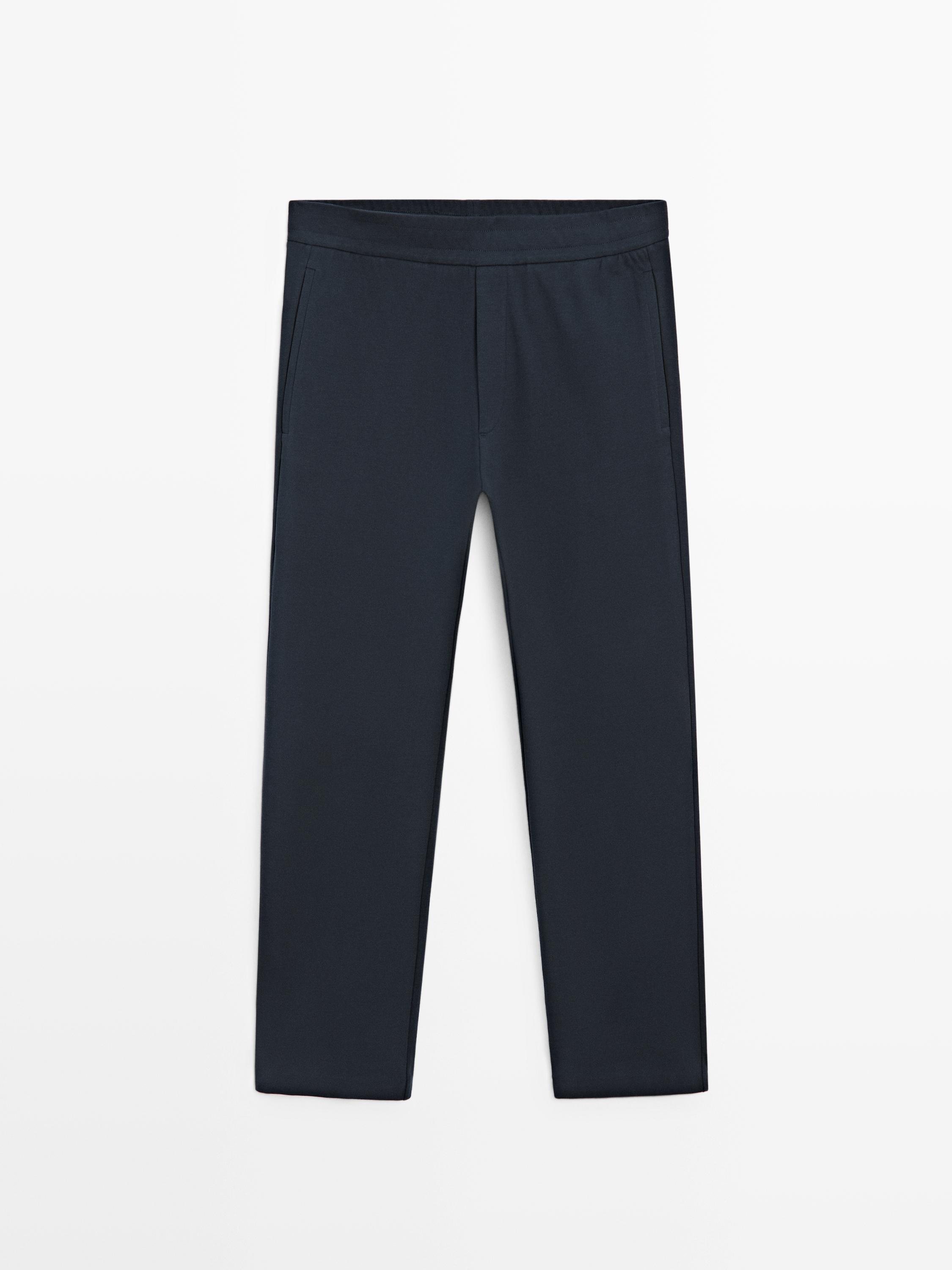 منظر أمامي لبنطال كحلي بجيوب جانبية وخصر مطاطي.