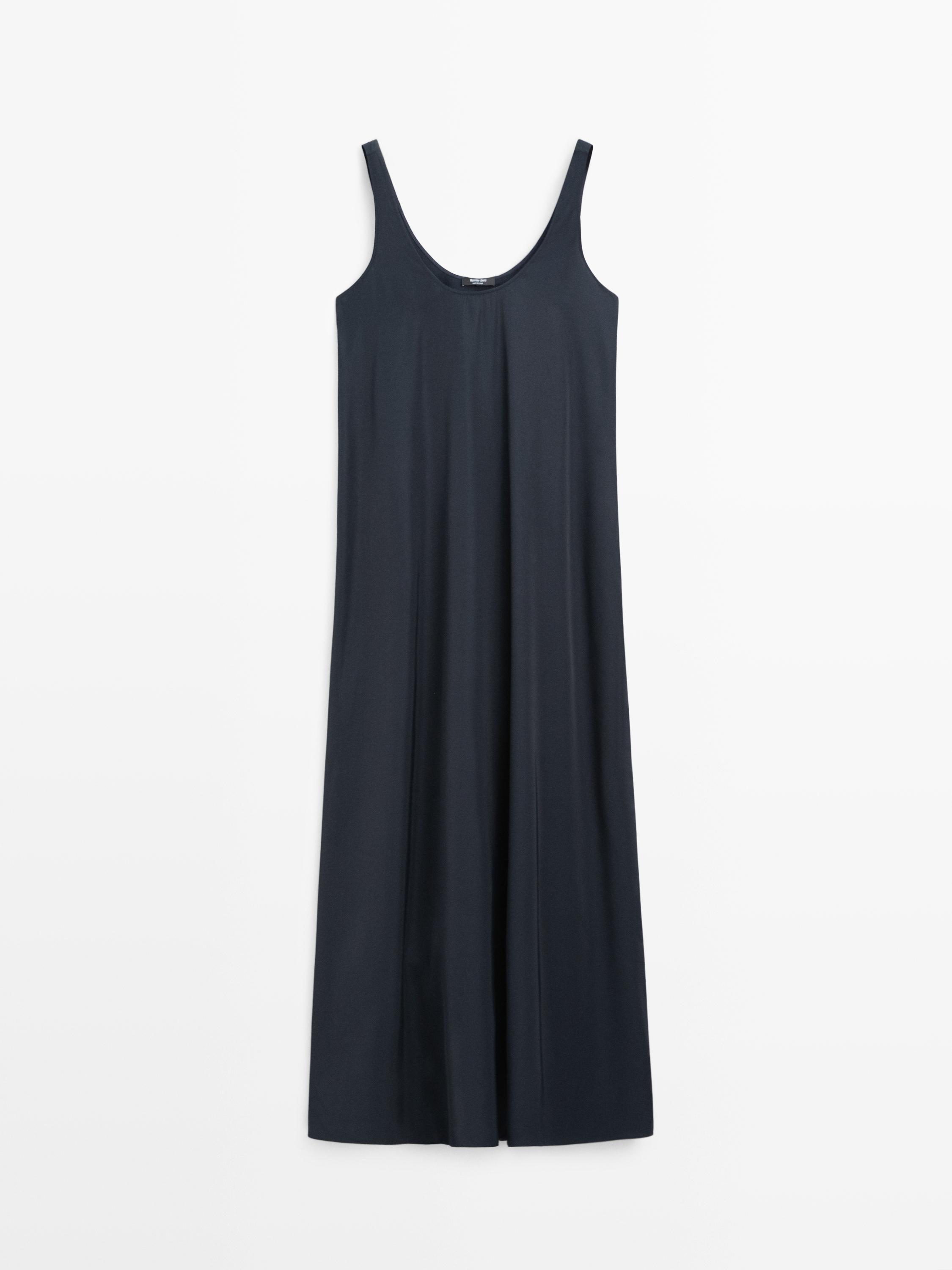 Vista frontal de vestido azul fluido evasé com alças e decote redondo.