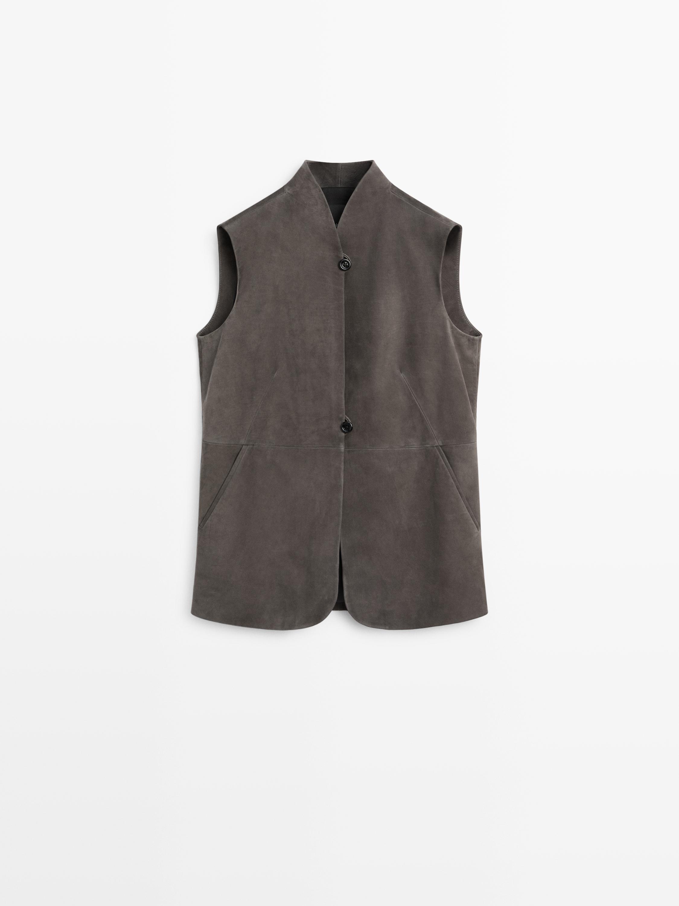 Vista frontal de colete castanho-acinzentado sem mangas, fecho de botões e bolsos laterais.