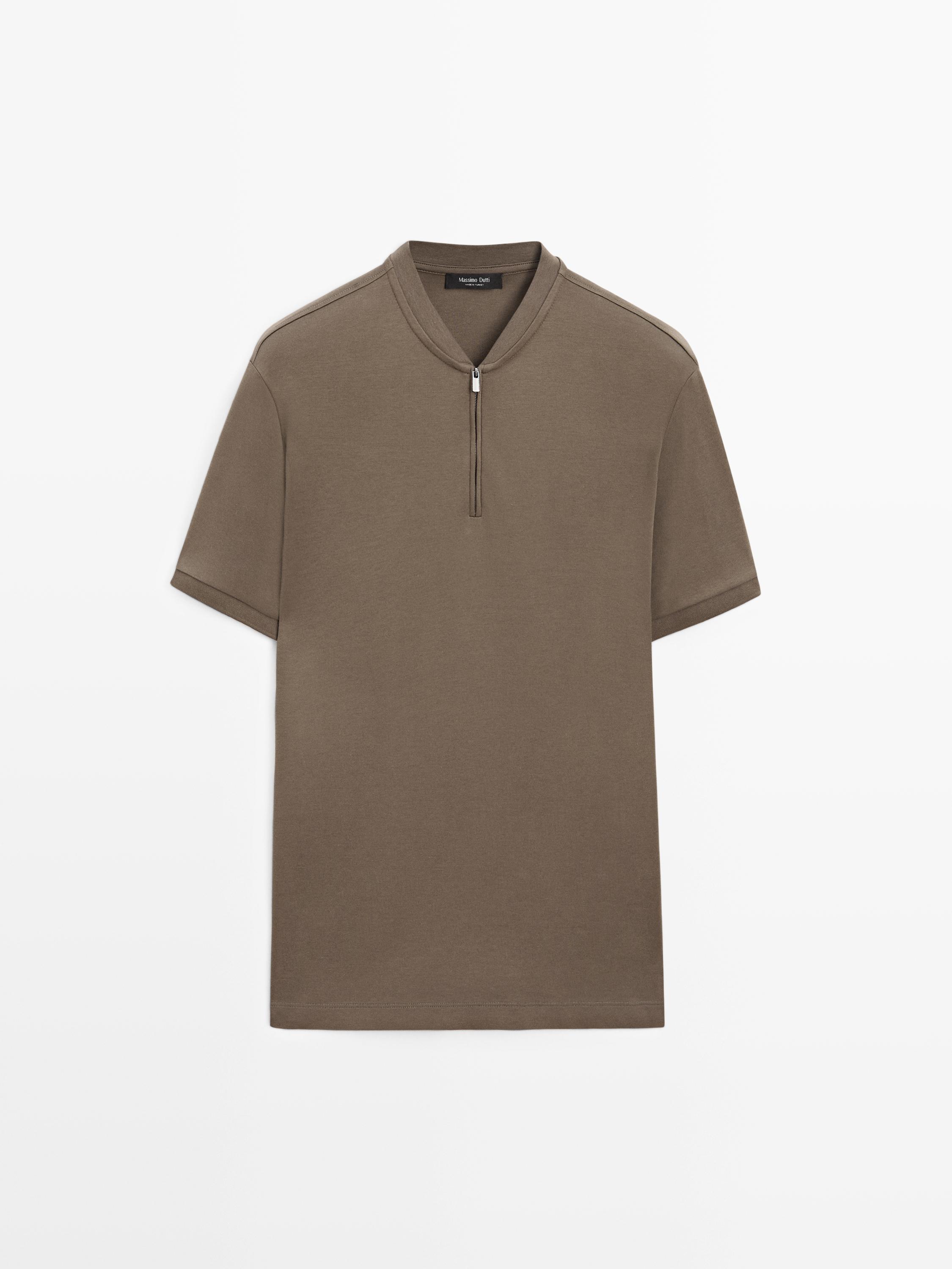 Vue frontale d'un polo kaki à col zippé et manches courtes.